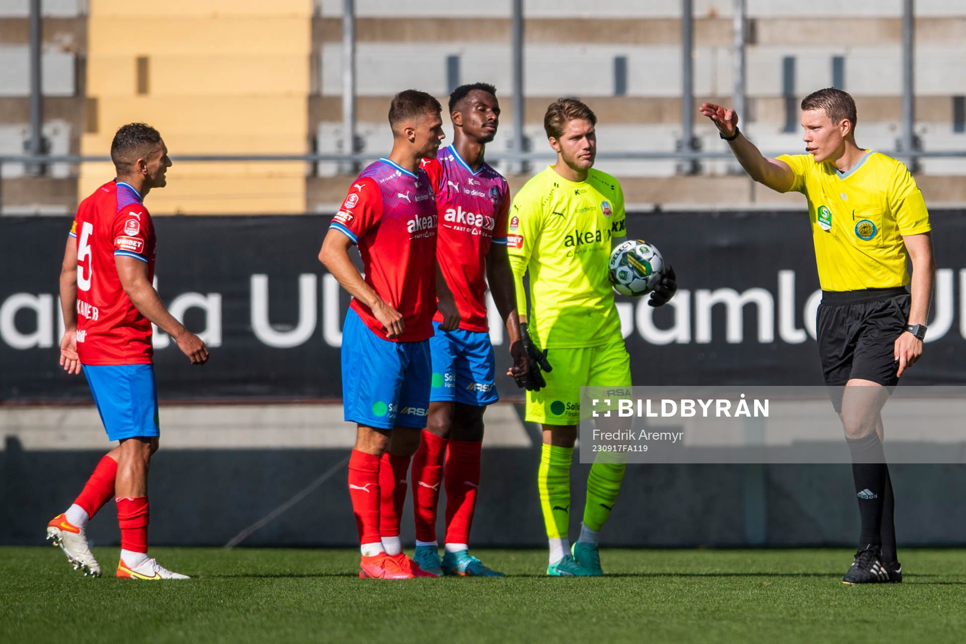 Helsingborgs spelare deppar medan Domare Oscar Johnson