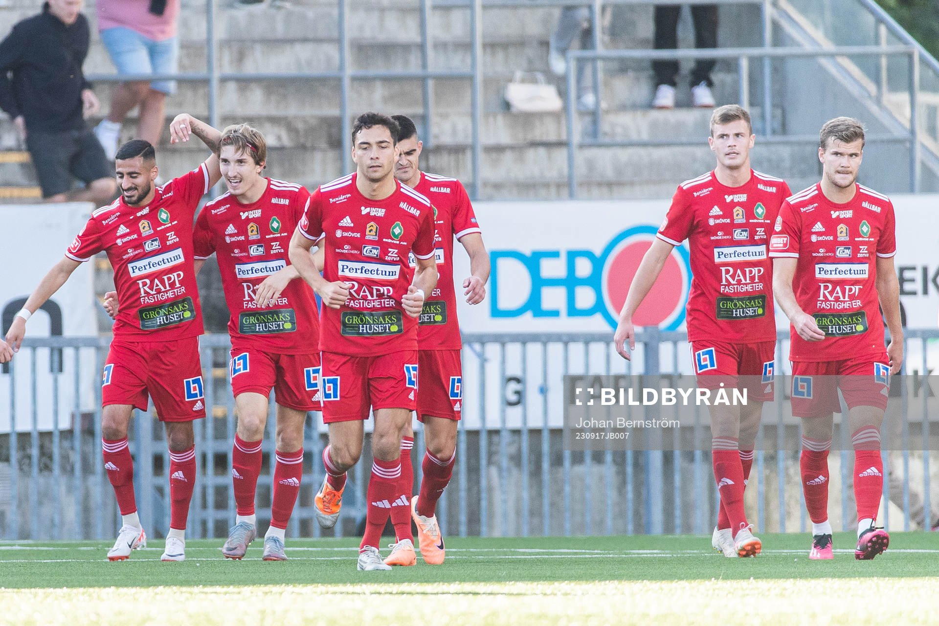 Skövde AIKs Hugo Engström jublar med lagkamrater