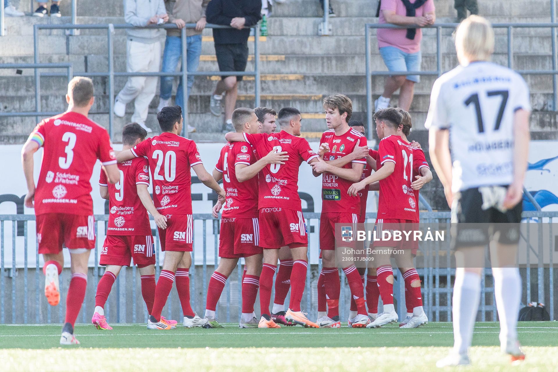 Skövde AIKs Hugo Engström jublar med lagkamrater