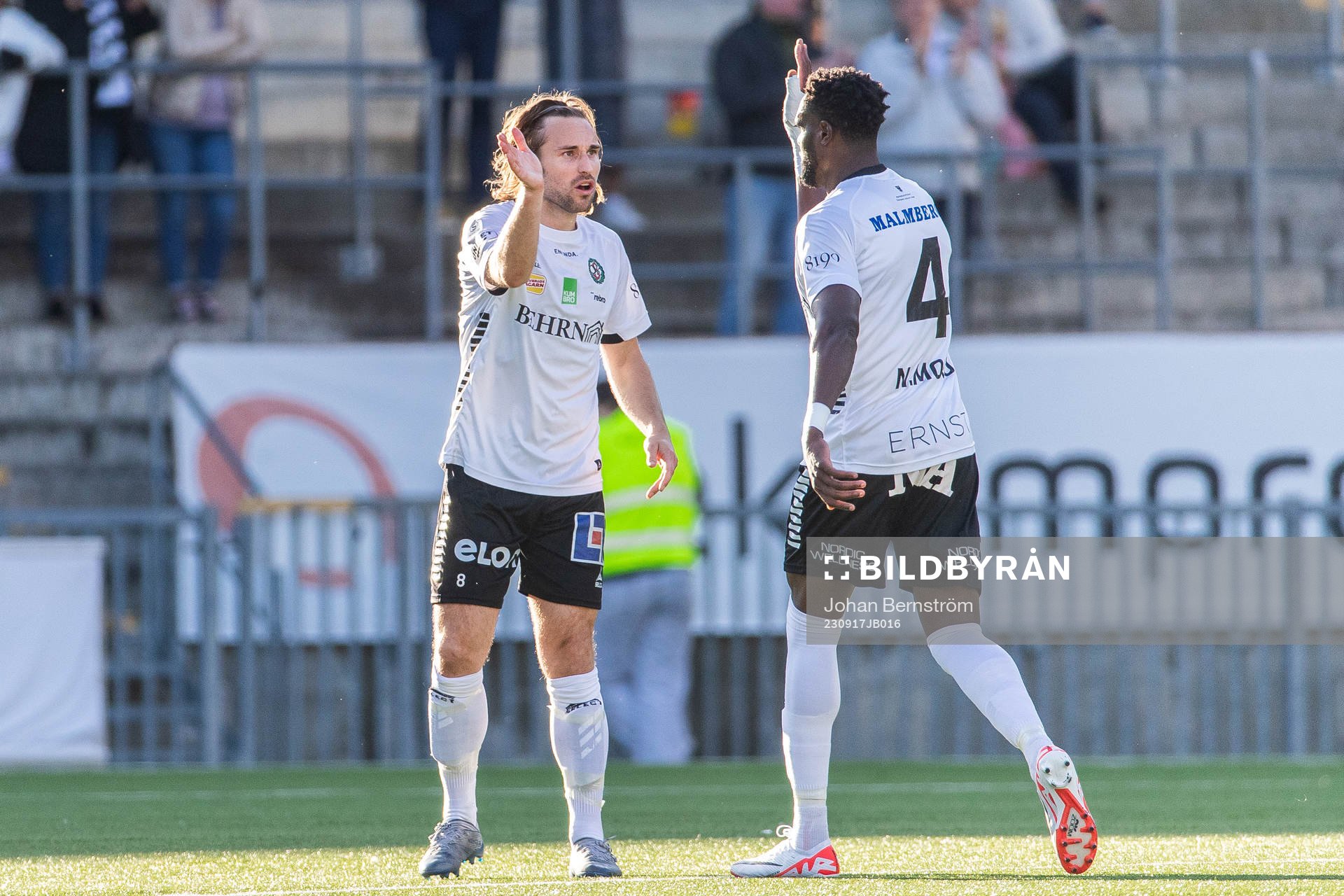 Örebros Kevin Walker har reducerat till 1-2 och jublar med