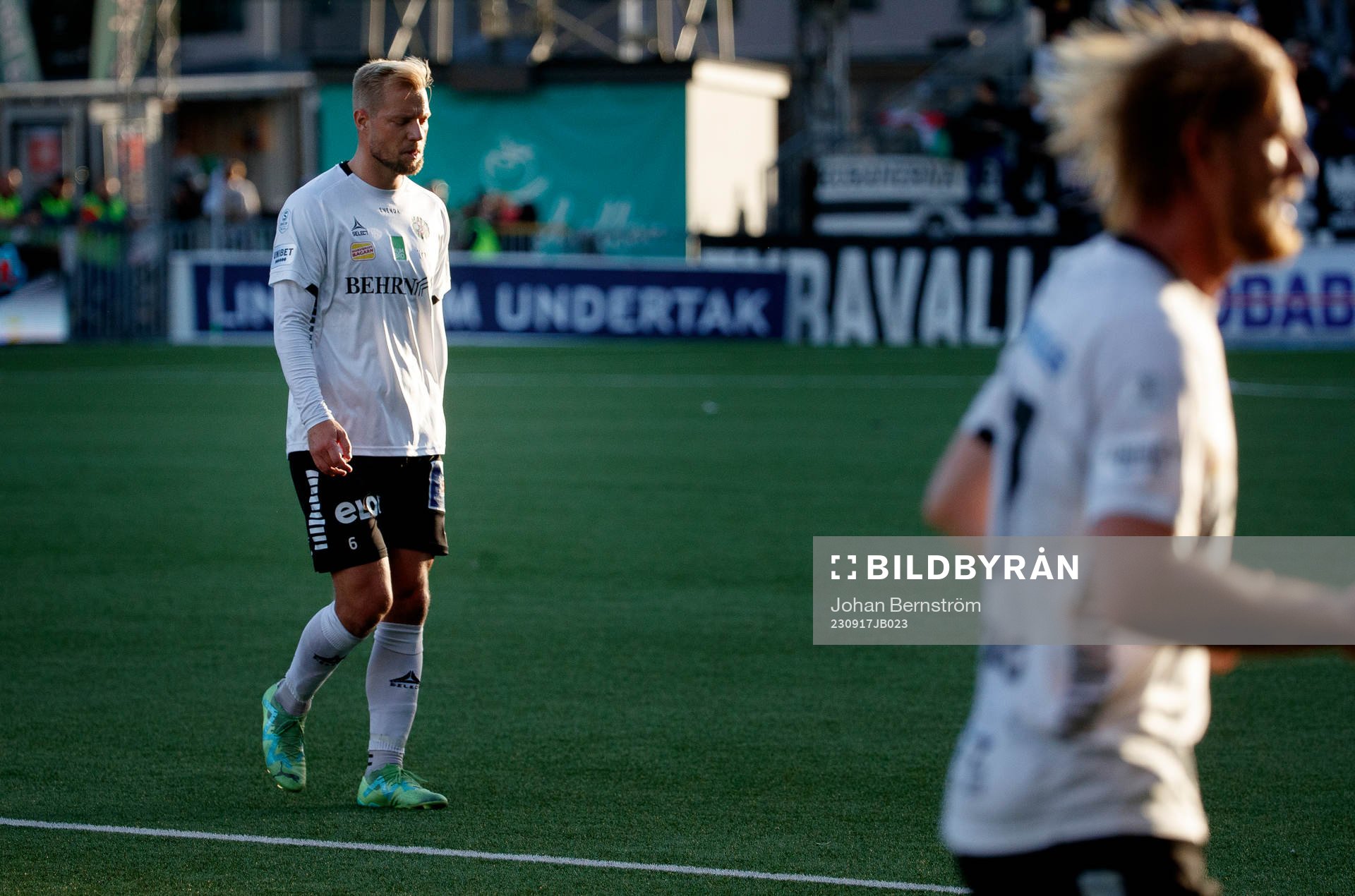 Örebros Sebastian Crona deppar
