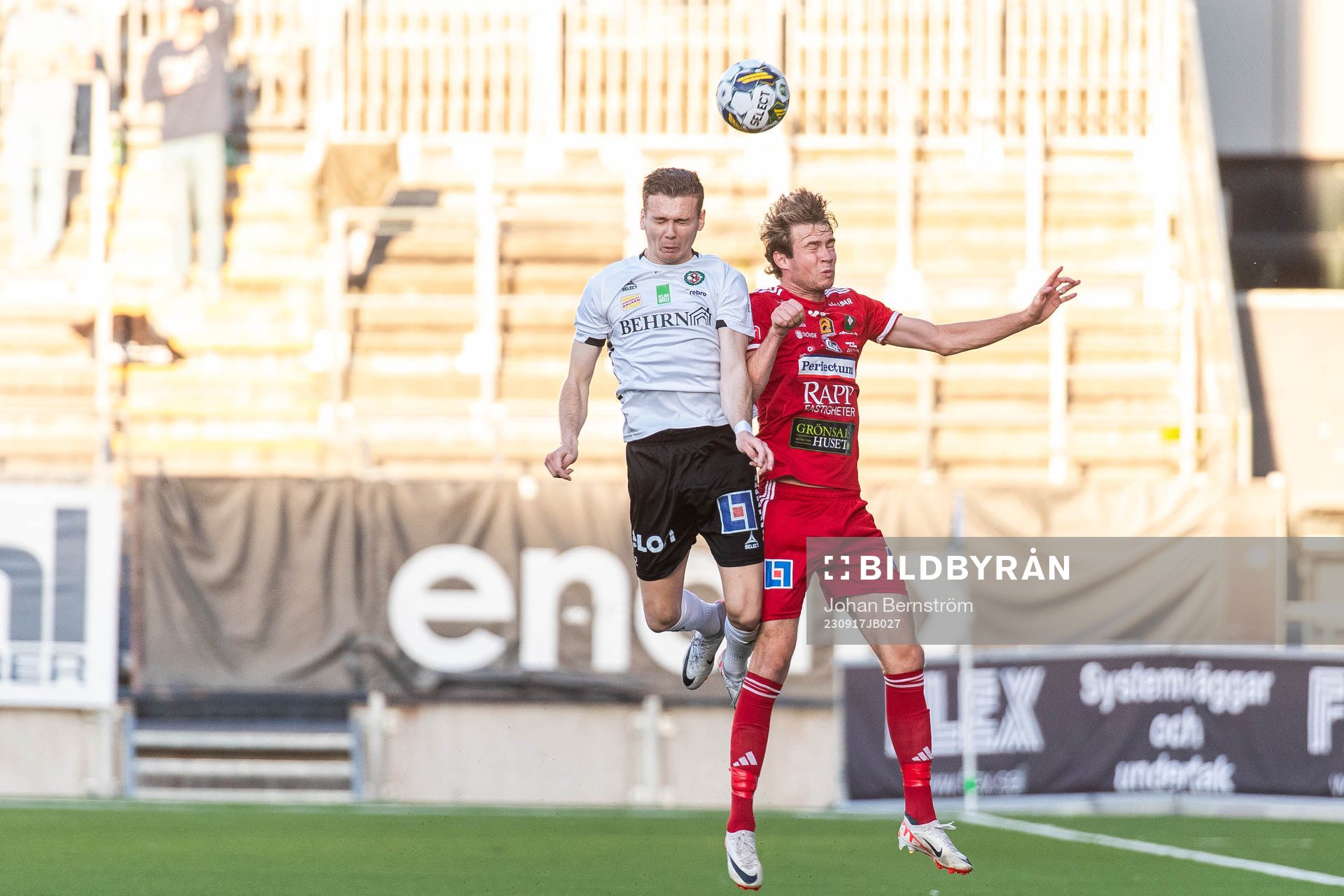 Örebros Jake Larsson och Skövde AIKs Mikael Mörk