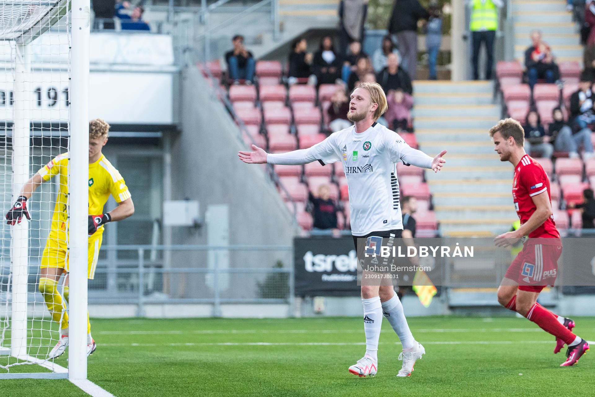 Örebros Kalle Holmberg jublar