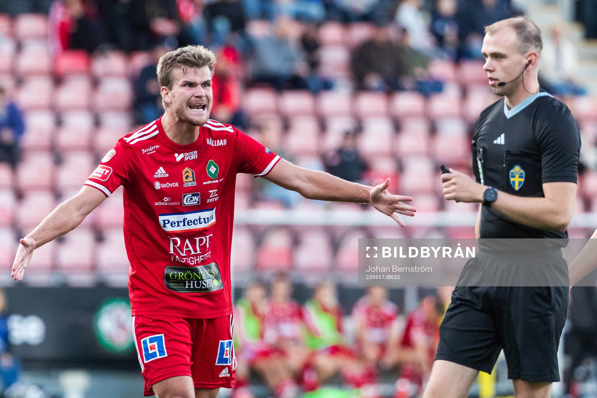 Skövde AIKs Elias Lindell reagerar mot domaren