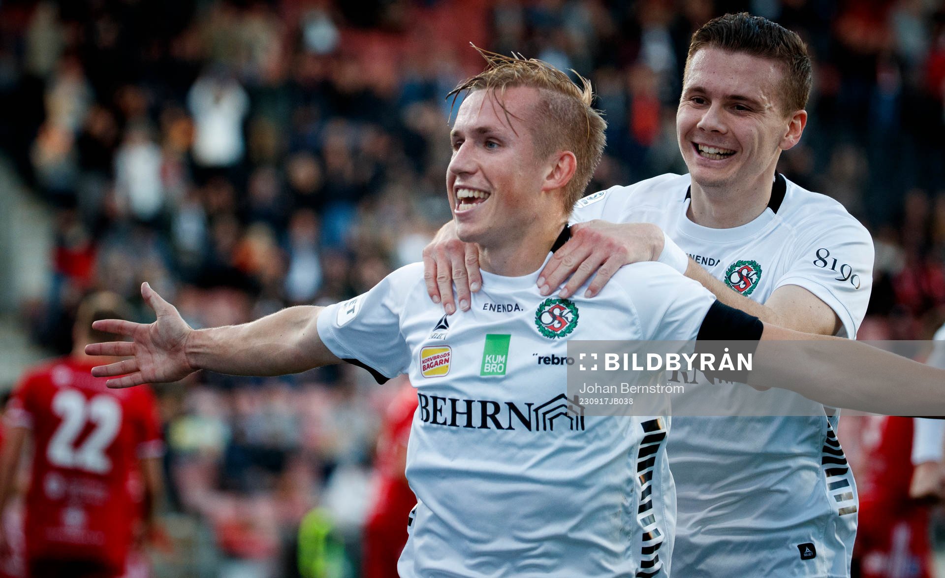Örebros David Seger och Jake Larsson jublar vid 4-3