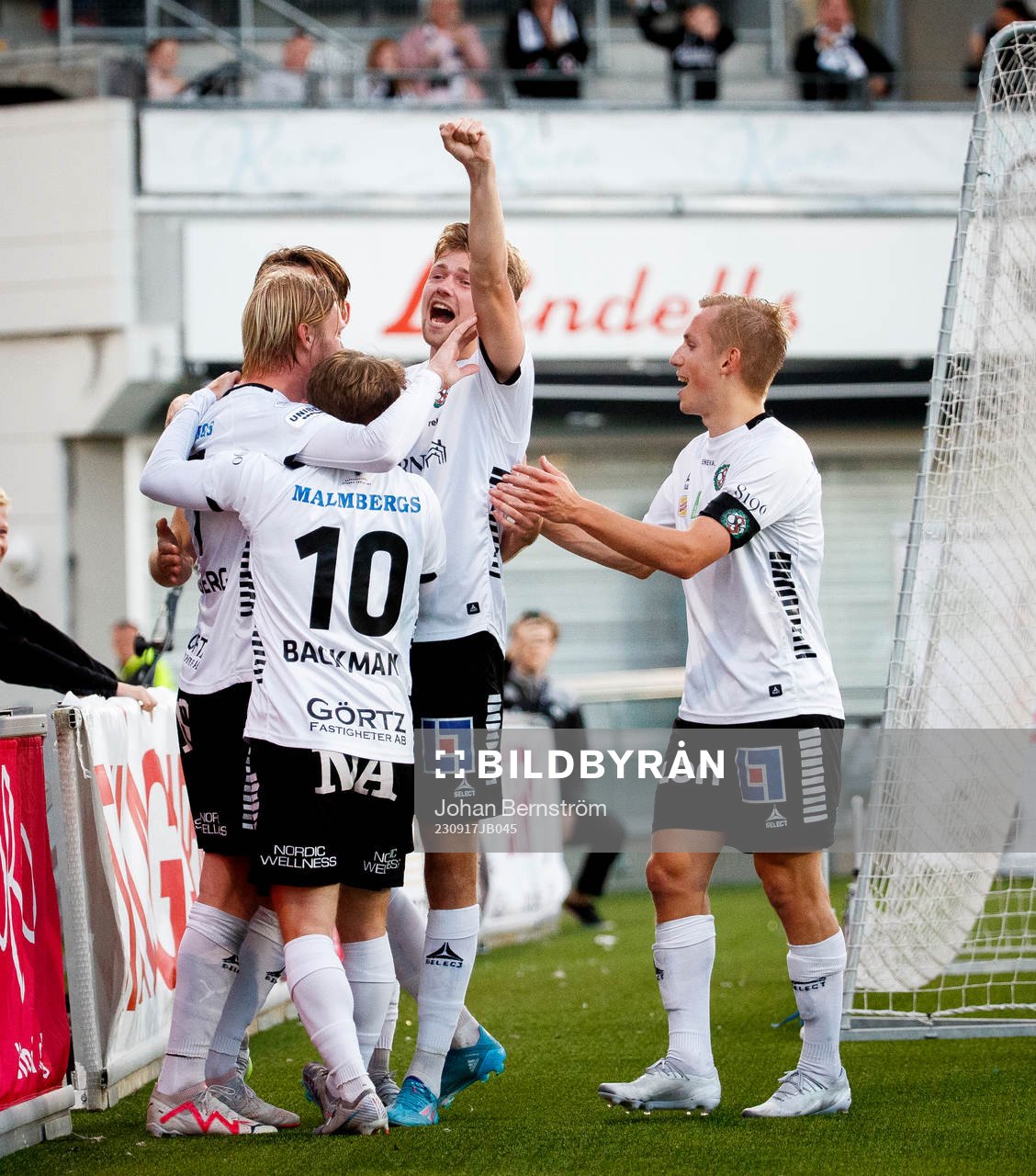 Örebros Kalle Holmberg gör 5-3 och jublar med Niclas