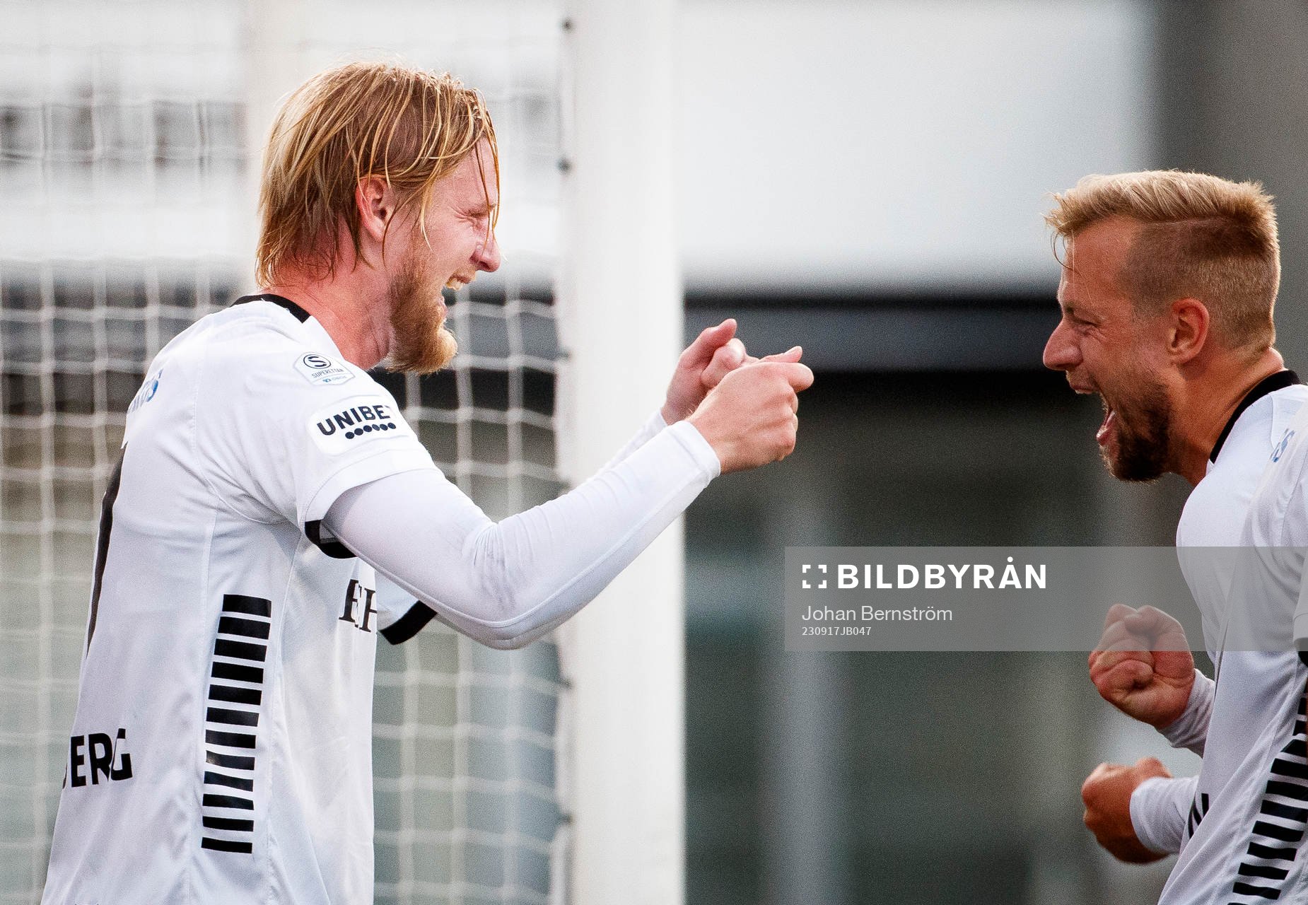 Örebros Kalle Holmberg gör 5-3 och jublar med Sebastian