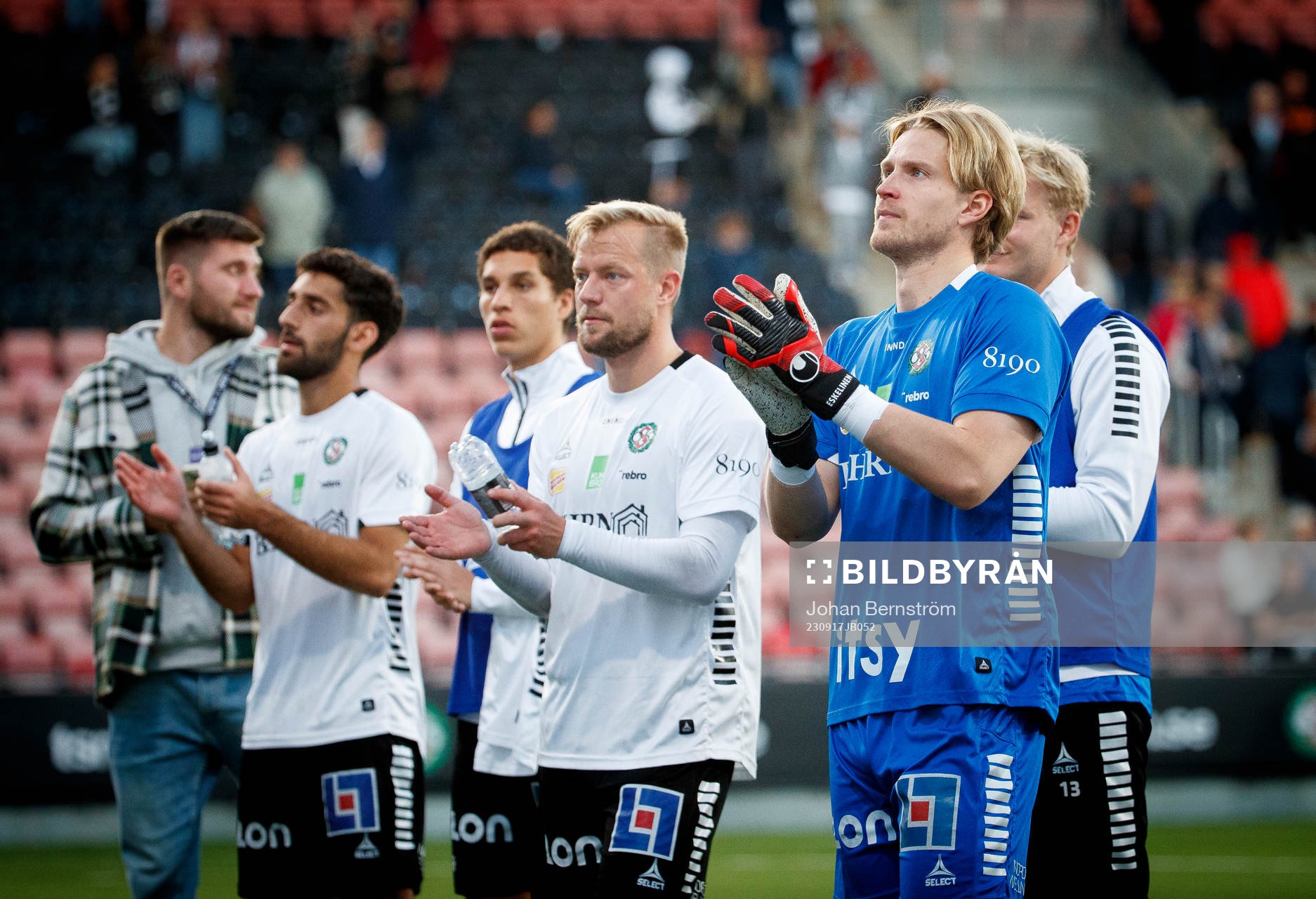 Örebros målvakt William Eskelinen jublar