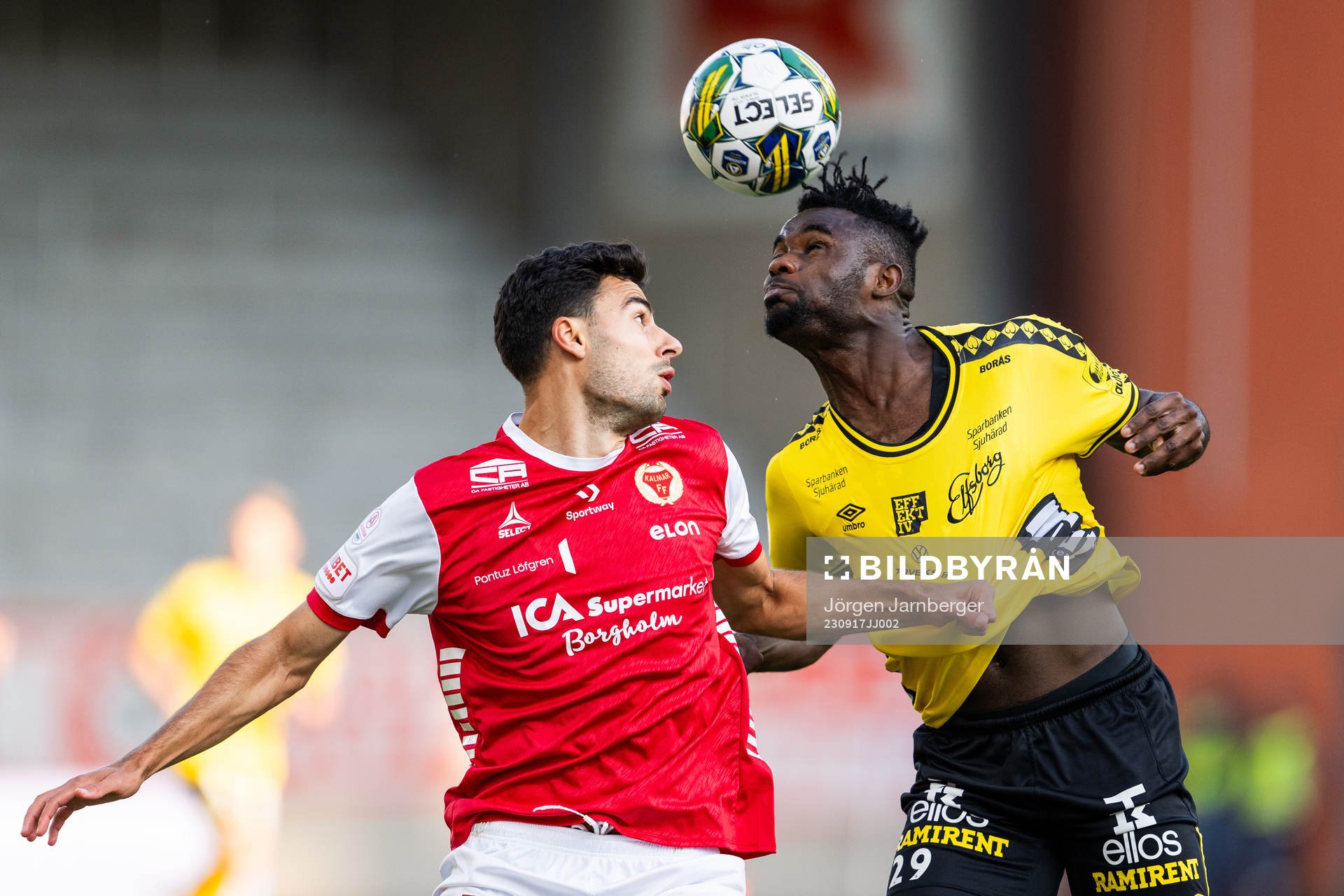 Kalmars Deniz Hummet och Elfsborgs Ibrahim Buhari under fotbollsmatchen i Allsvenskan mellan Elfsborg och Kalmar den 17 september 2023 i Borås.