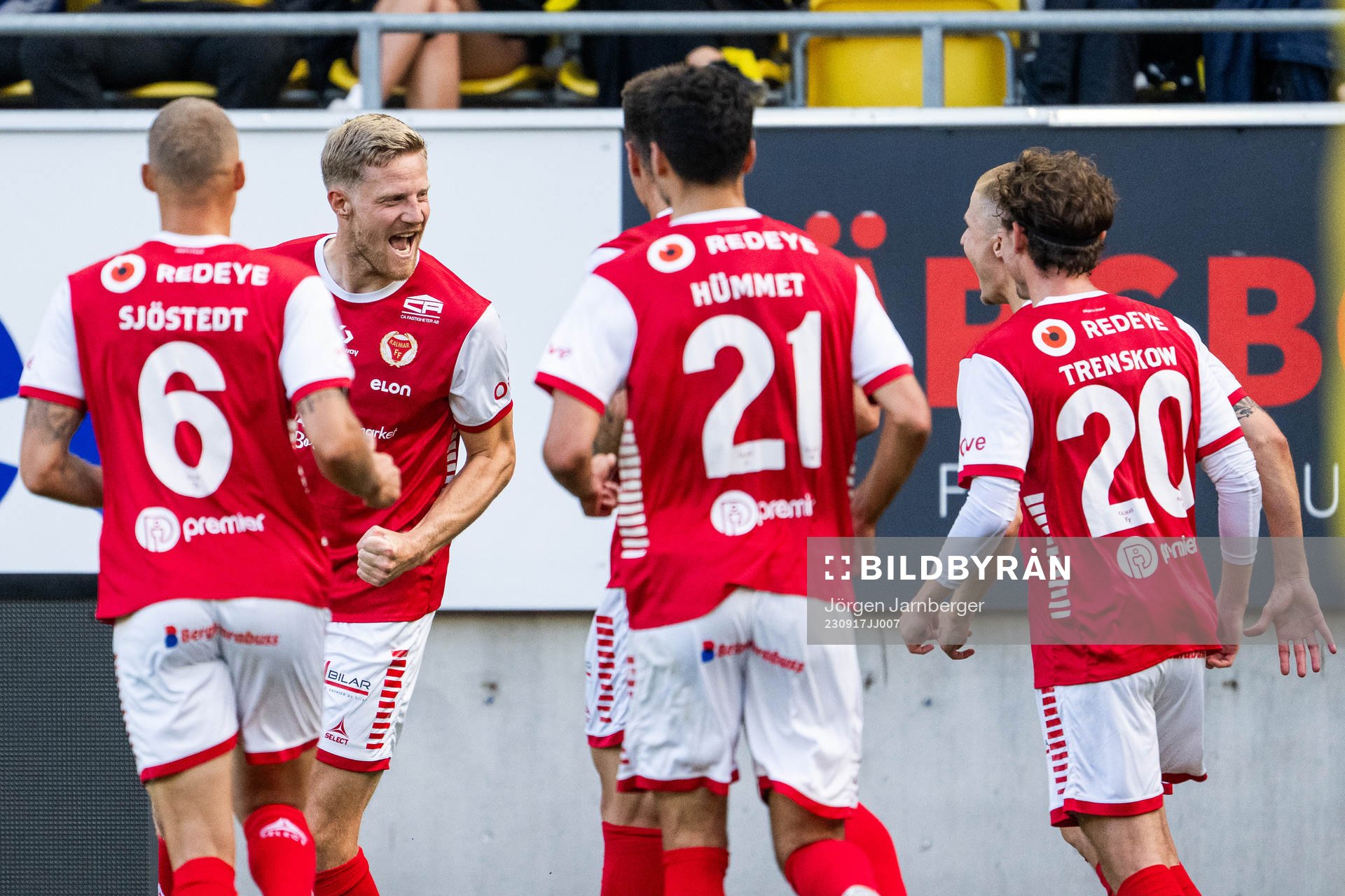 Kalmars Lars Saetra jublar med lagkamrater