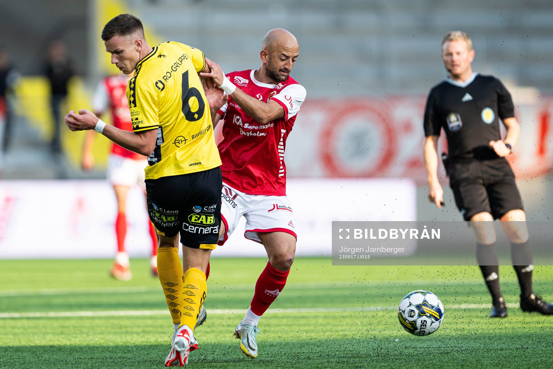 Elfsborgs Andri Fannar Baldursson och Kalmars Robert Gojani
