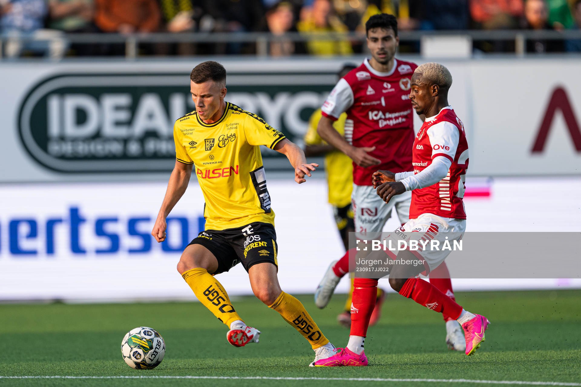 Elfsborgs Andri Fannar Baldursson och Kalmars Nahom Girmai