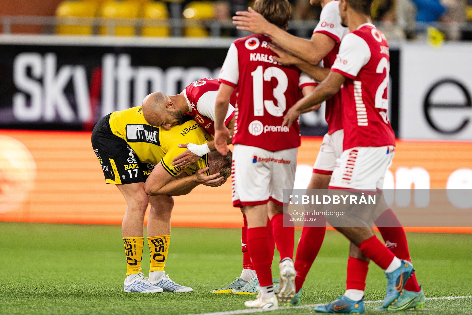Elfsborgs Per Frick deppar och har ont och klappas om av