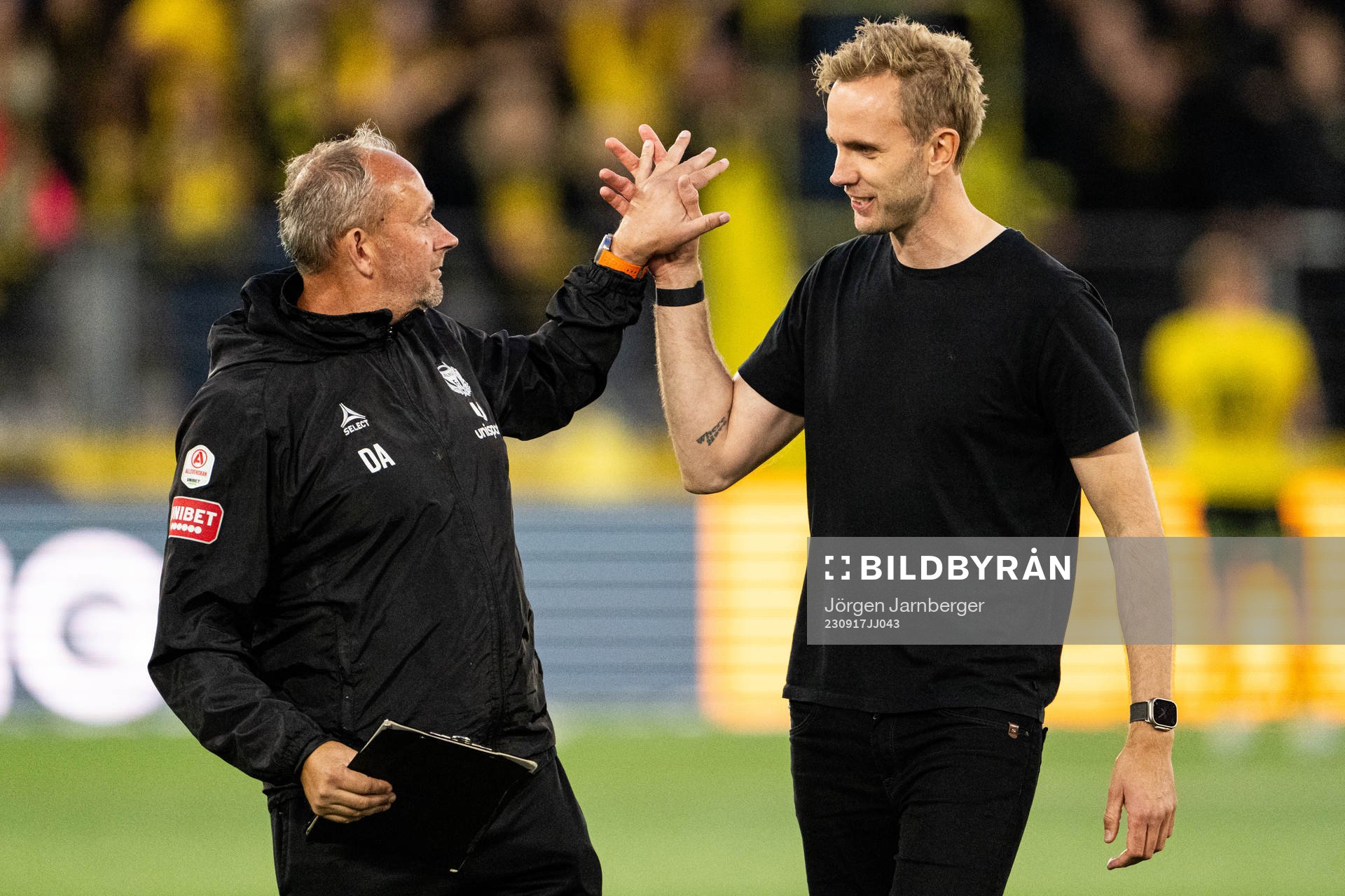 Kalmars målvaktstränare Donald Arvidsson jublar med tränare Henrik Jensen efter fotbollsmatchen i Allsvenskan mellan Elfsborg och Kalmar den 17 september 2023 i Borås.