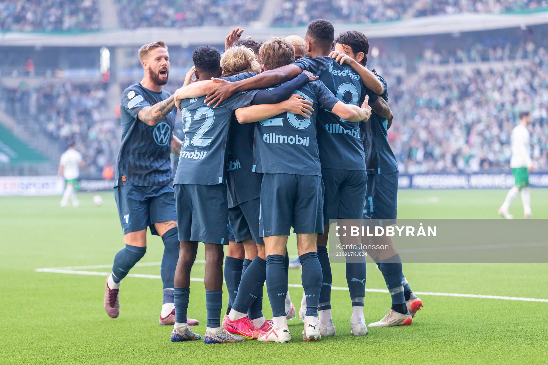 Malmö FFs Oliver Berg jublar med lagkamrater