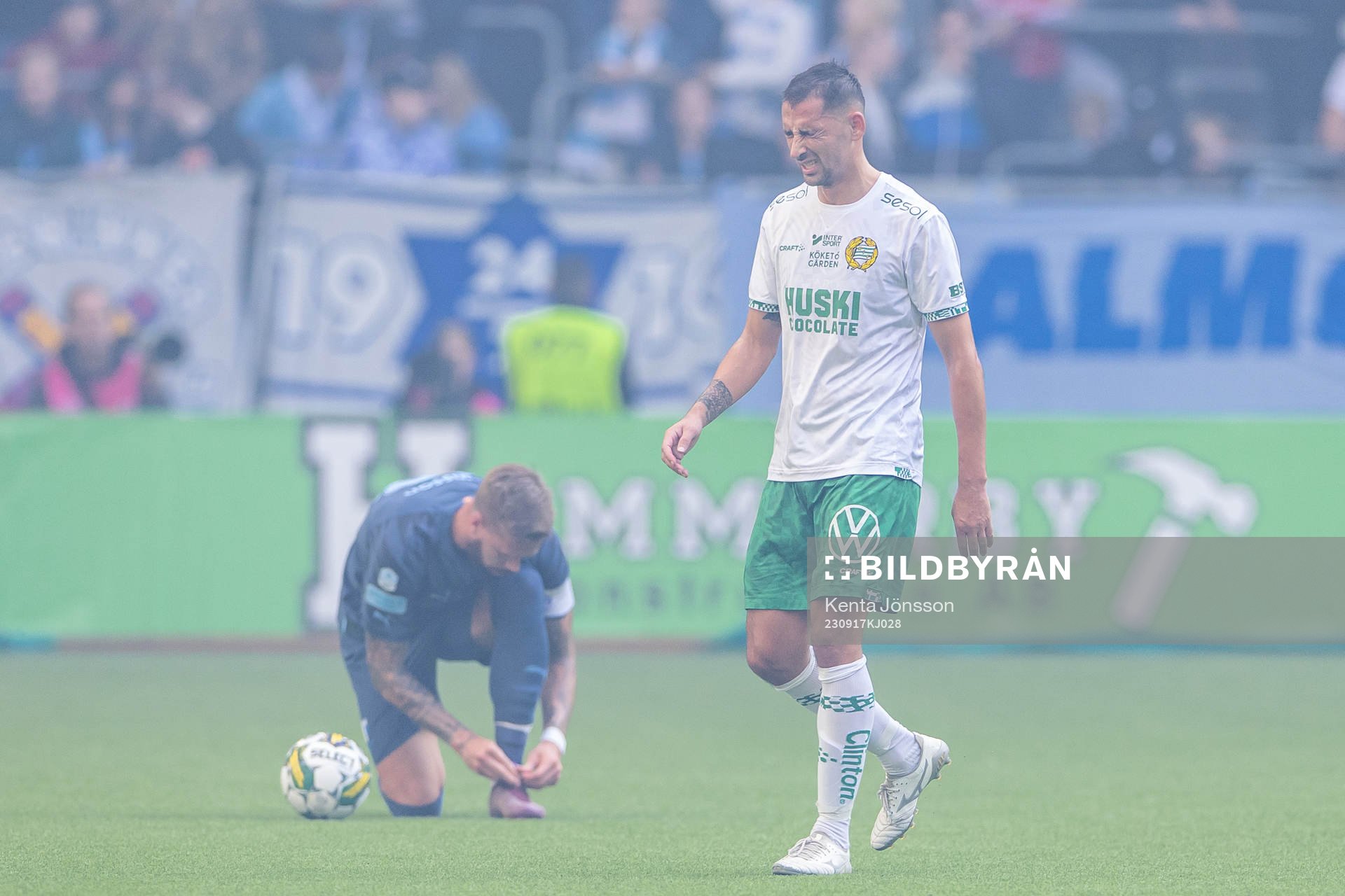 Hammarbys Loret Sadiku har ont under fotbollsmatchen i Allsvenskan mellan Hammarby och Malmö FF den 17 september 2023 i Stockholm. 