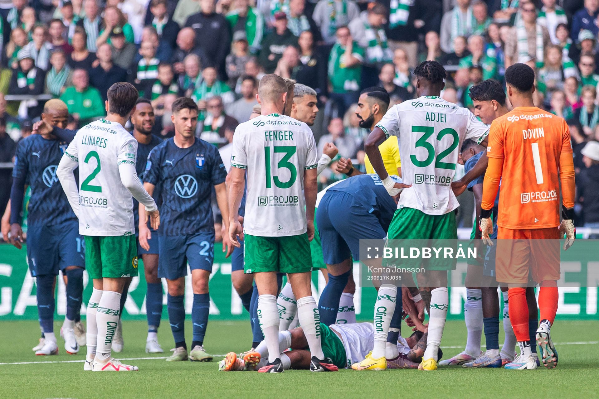 Hammarbys Nahir Besara har ont och ligger ner