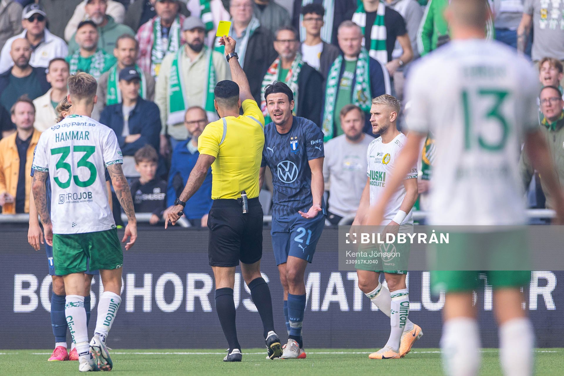 Domare Mohammed Al-Hakim varnar Malmö FFs Stefano Vecchia