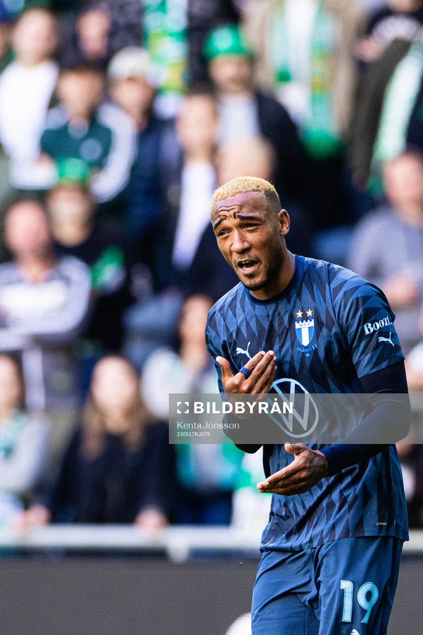 Malmö FFs Derek Cornelius reagerar