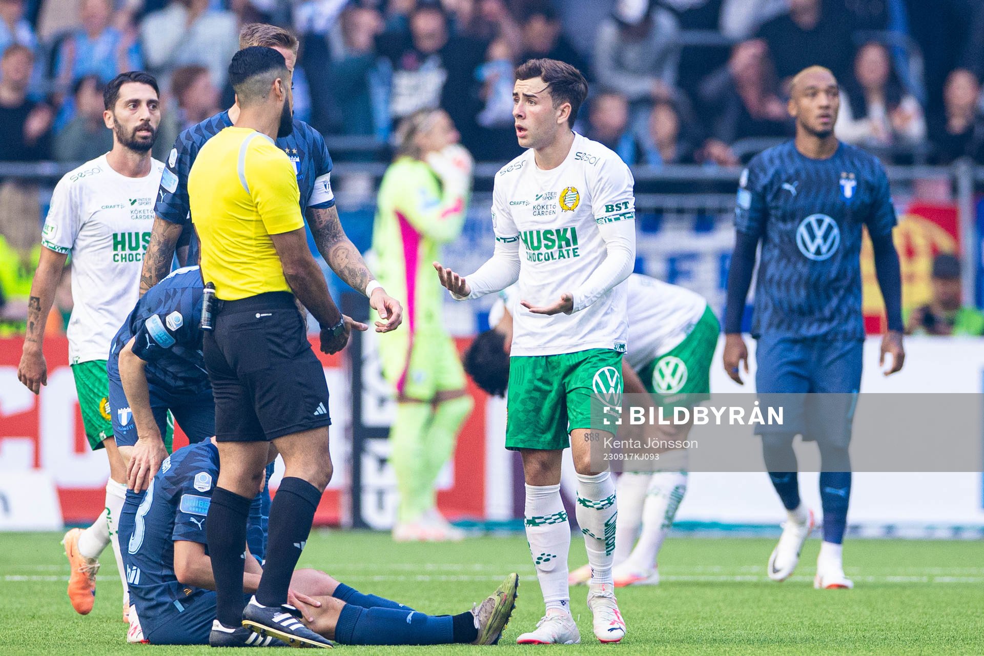 Hammarbys Marc Llinares och domare Mohammed Al-Hakim