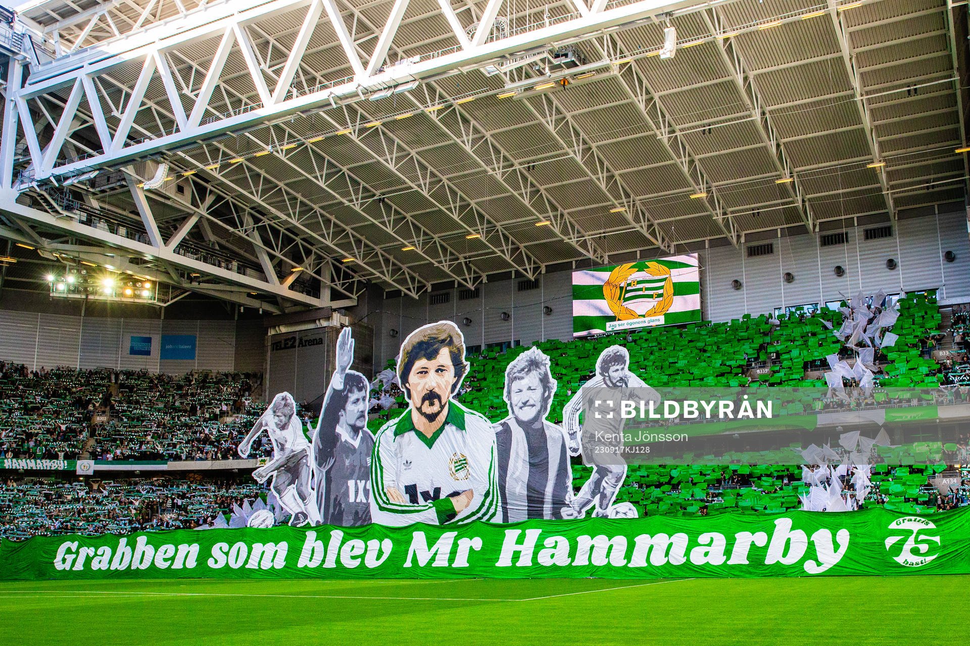 Hammarbys supportrar med ett tifo och hyllning till kubbens