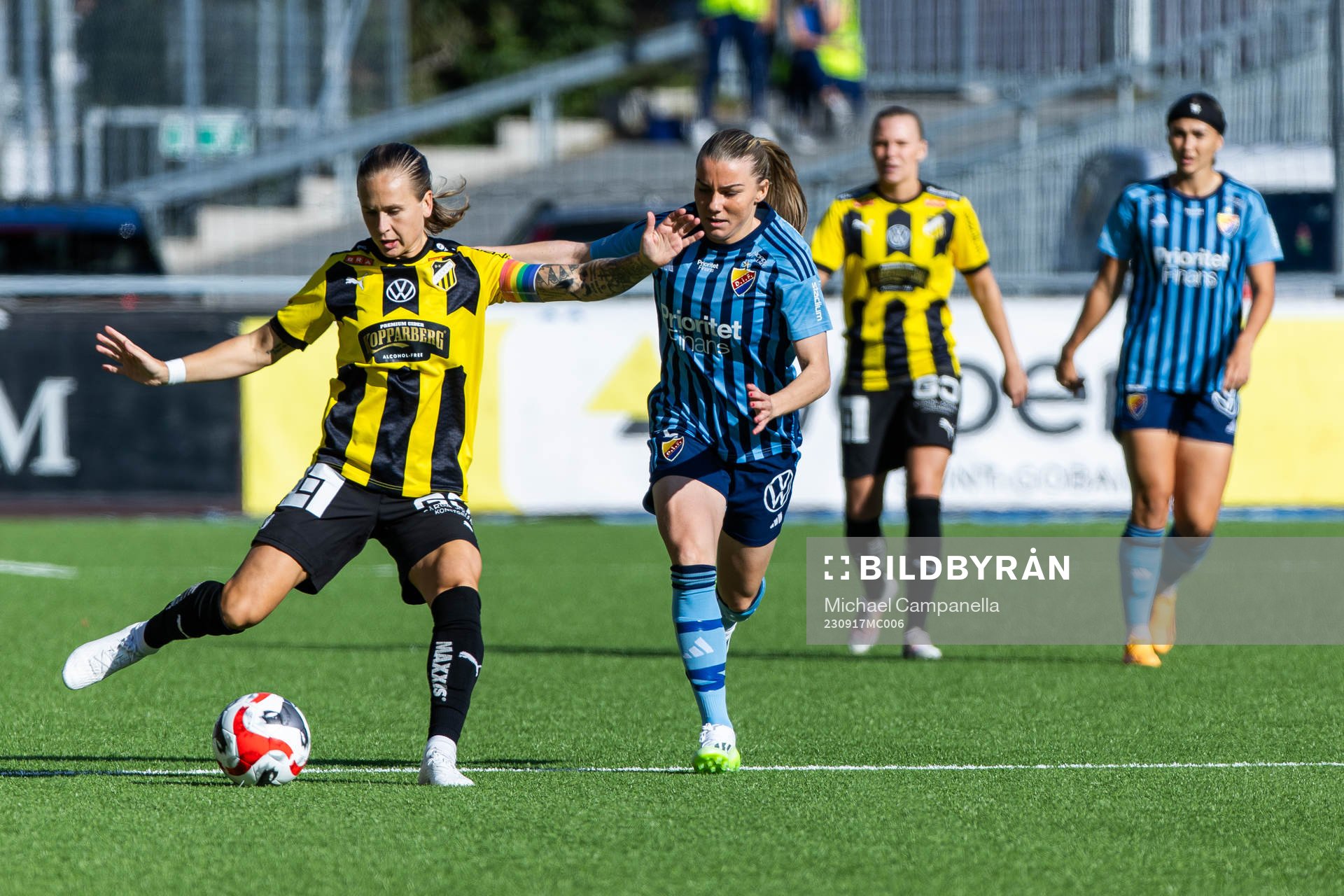 Häckens Filippa Curmark och Djurgårdens Julia Walentowicz