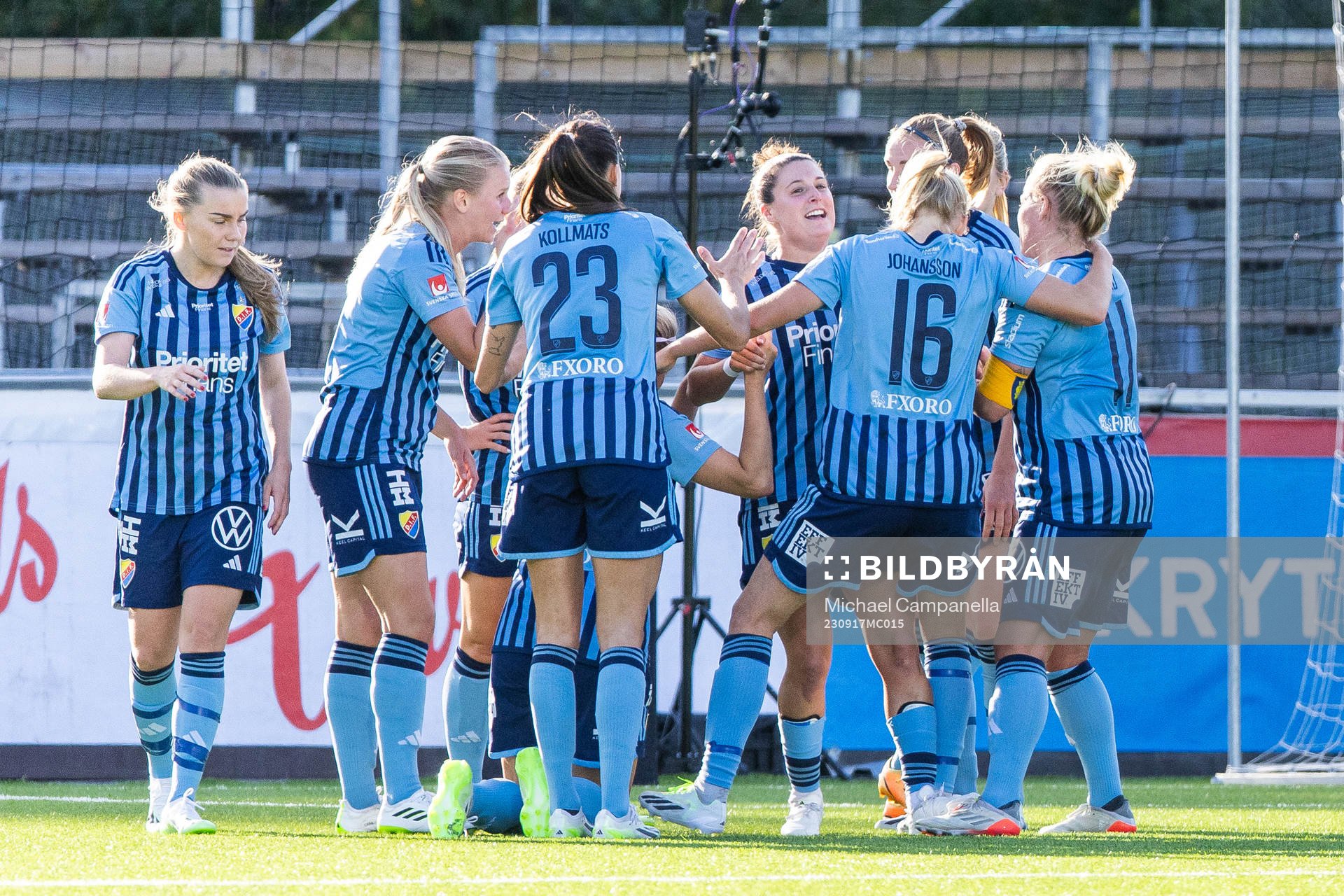 Djurgårdens Hayley Dowd jublar med lagkamrater