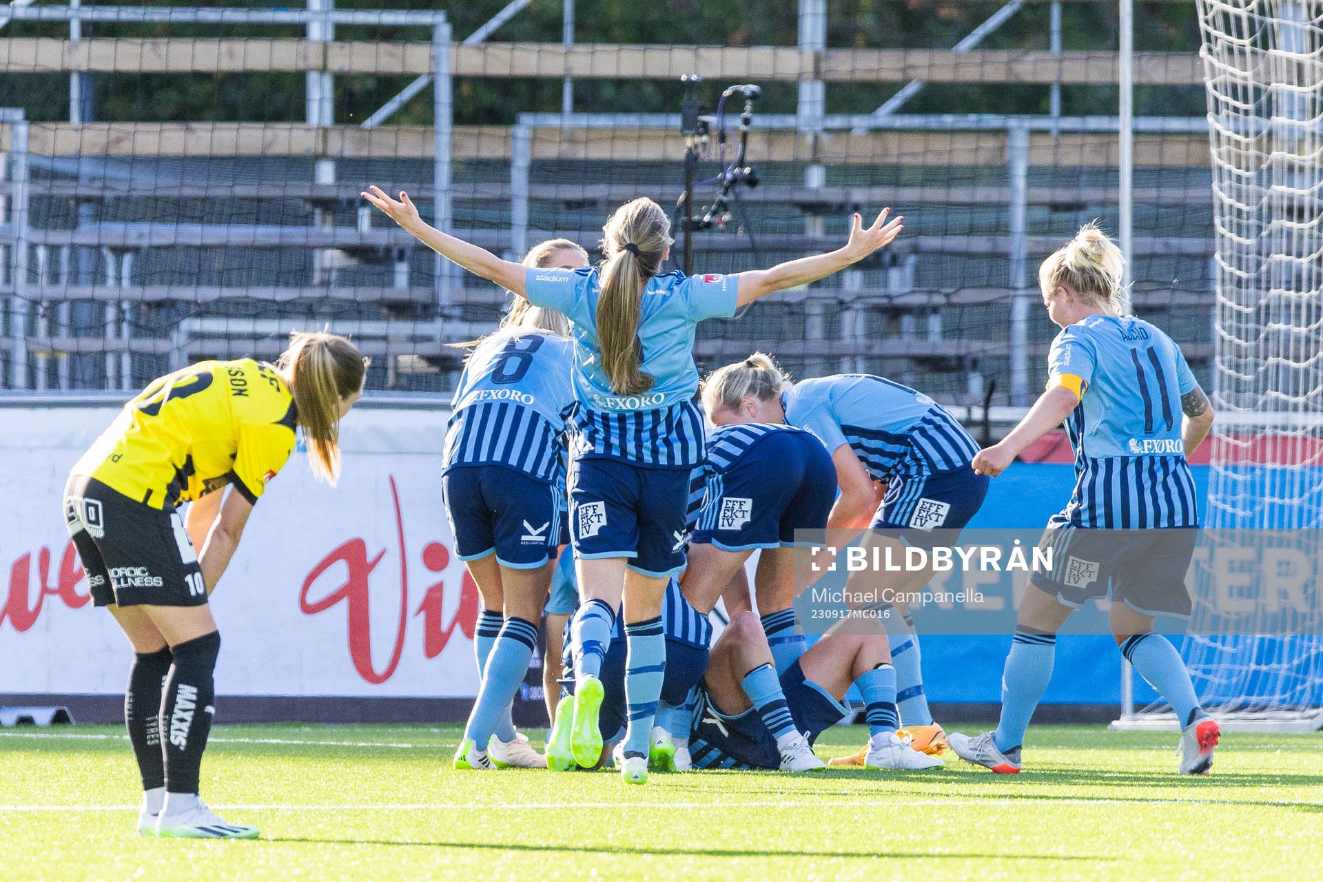 Djurgårdens Hayley Dowd jublar med lagkamrater