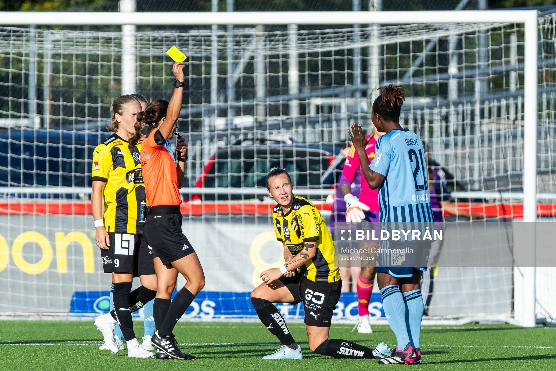 Djurgårdens Portia Boakye varnas av domare Maral Mirzai