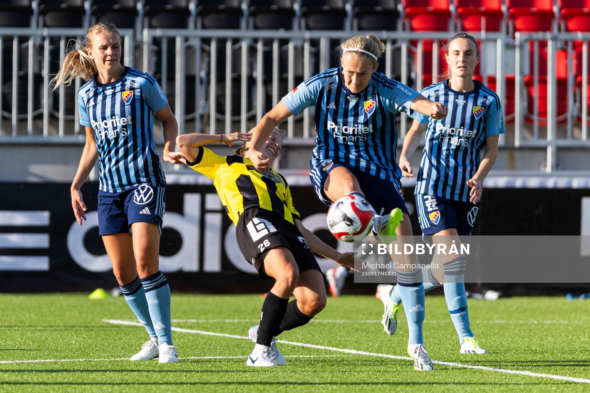 Djurgårdens Nellie Lilja, Sanna Kullberg, och Kamilla