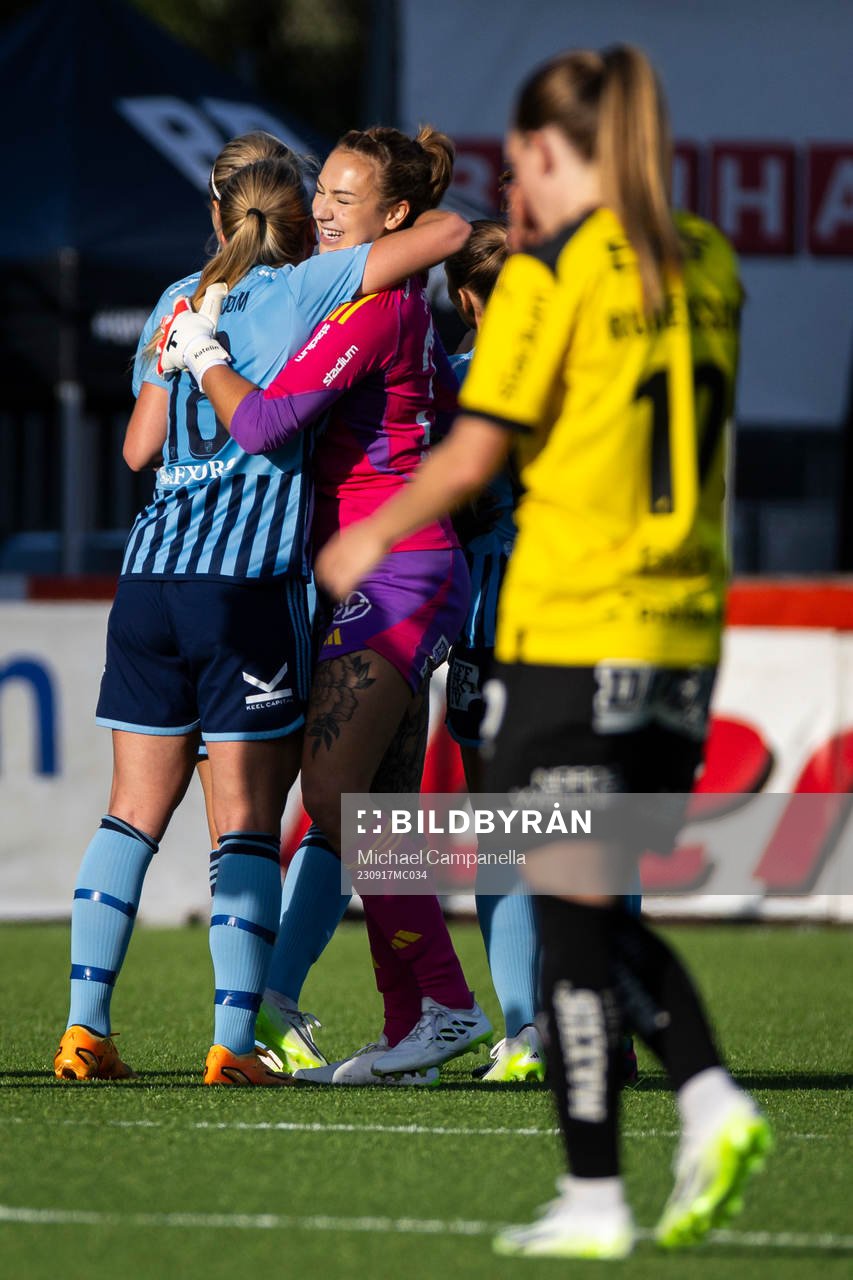 Djurgårdens Alice Bergström och målvakt Katelin Talbert jublar efter fotbollsmatchen i Damallsvenskan mellan Djurgården och Häcken den 17 september 2023 i Stockholm.