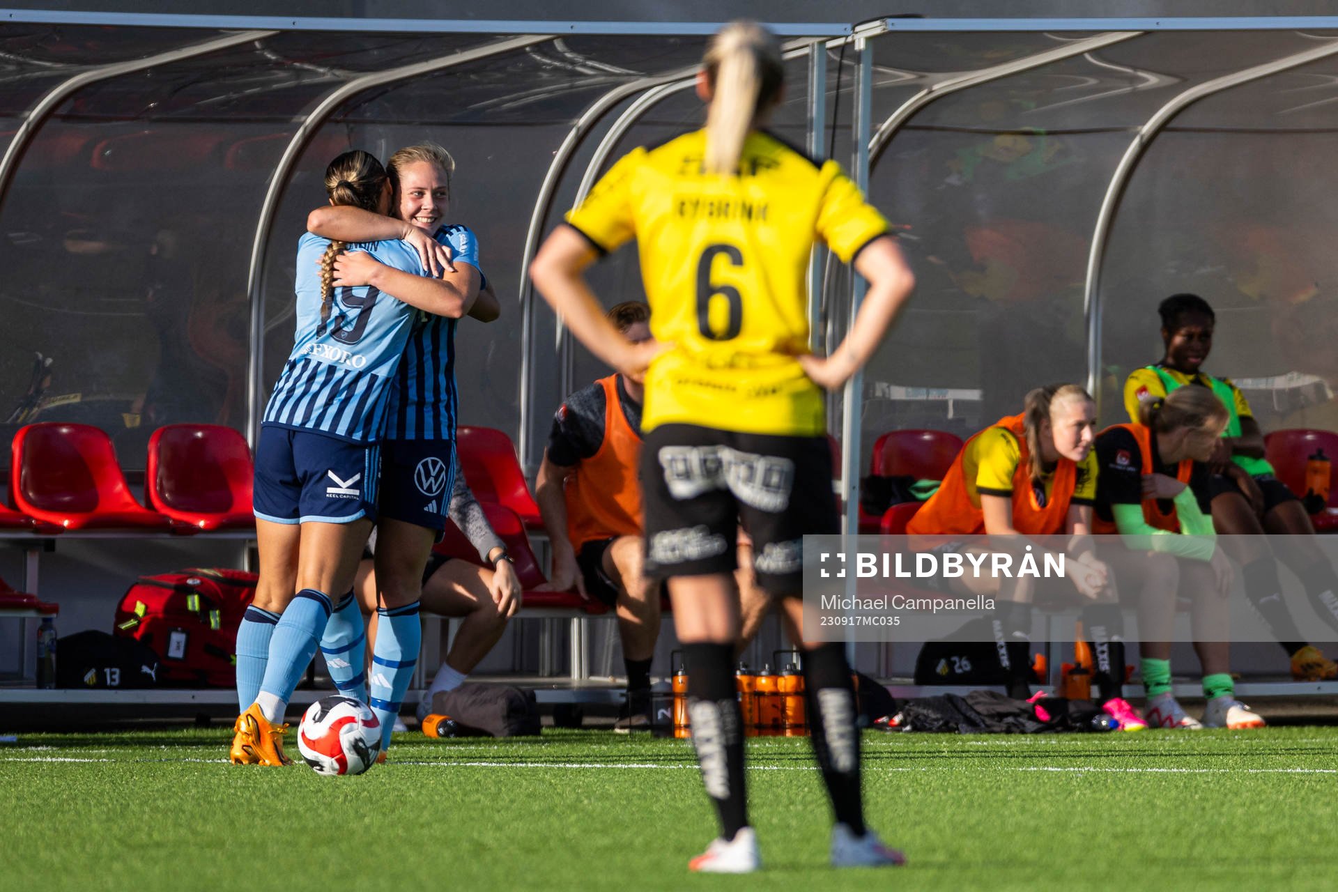 Djurgårdens Alice Bergström och Lova Lundin jublar efter fotbollsmatchen i Damallsvenskan mellan Djurgården och Häcken den 17 september 2023 i Stockholm.