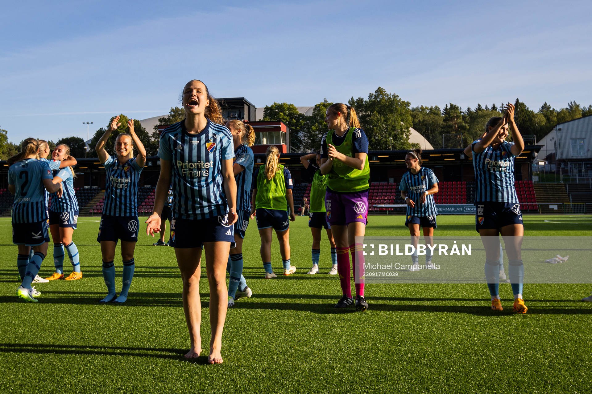 Djurgårdens Julia Walentowicz och lagkamrater jublar