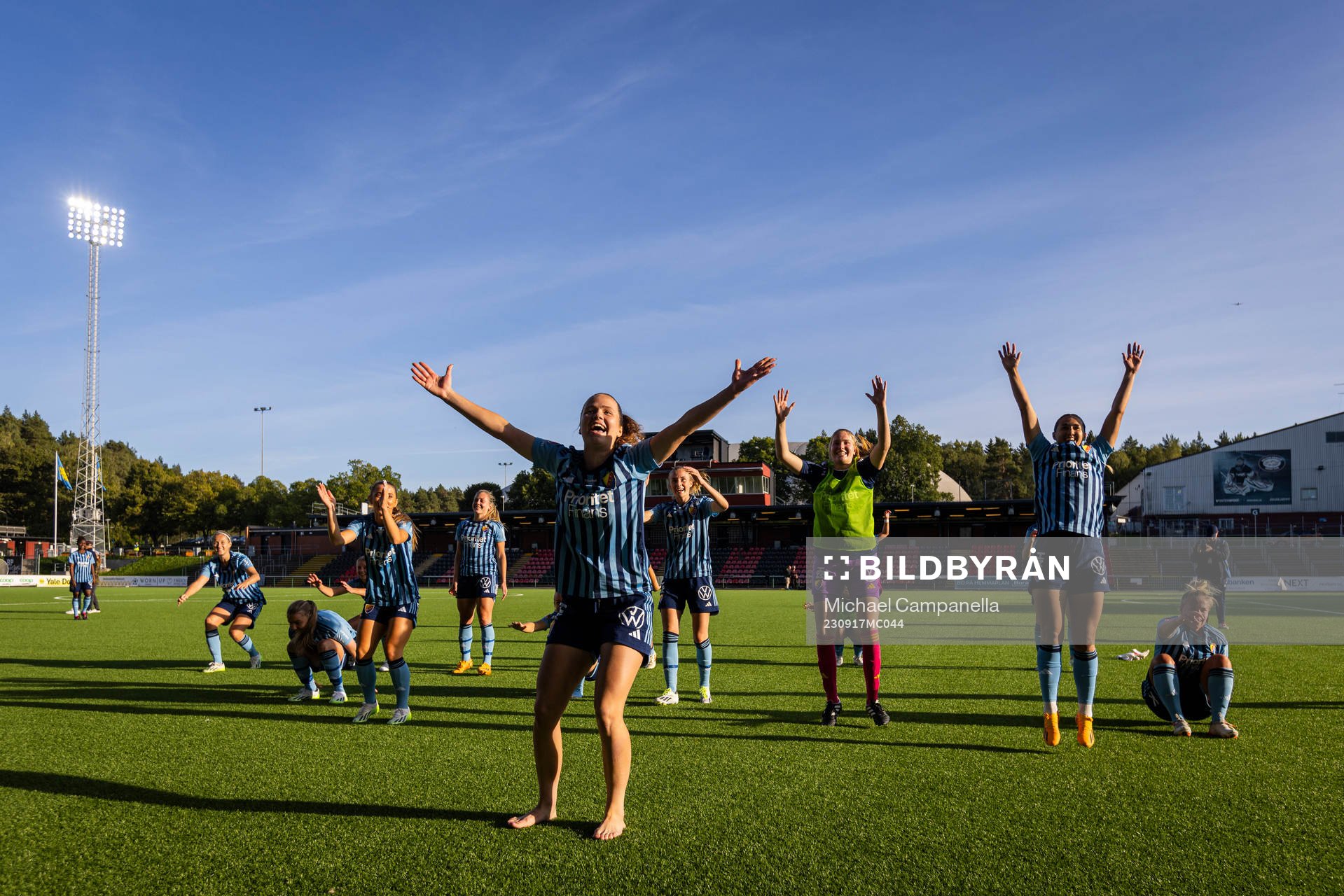 Djurgårdens spelarna jublar framför publiken under fotbollsmatchen i Damallsvenskan mellan Djurgården och Häcken den 17 september 2023 i Stockholm.