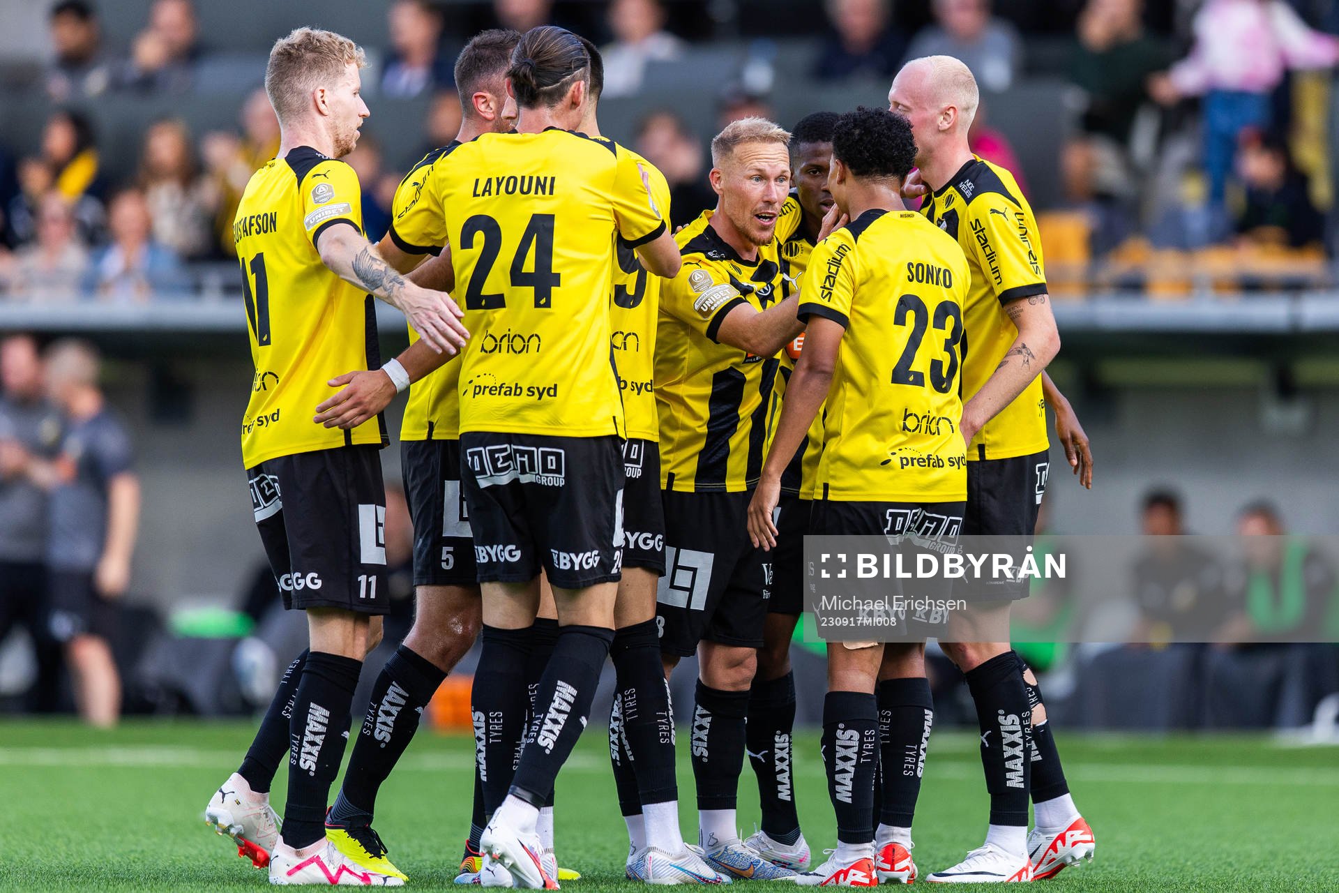 Häckens Mikkel Rygaard Jensen jublar med lagkamrater