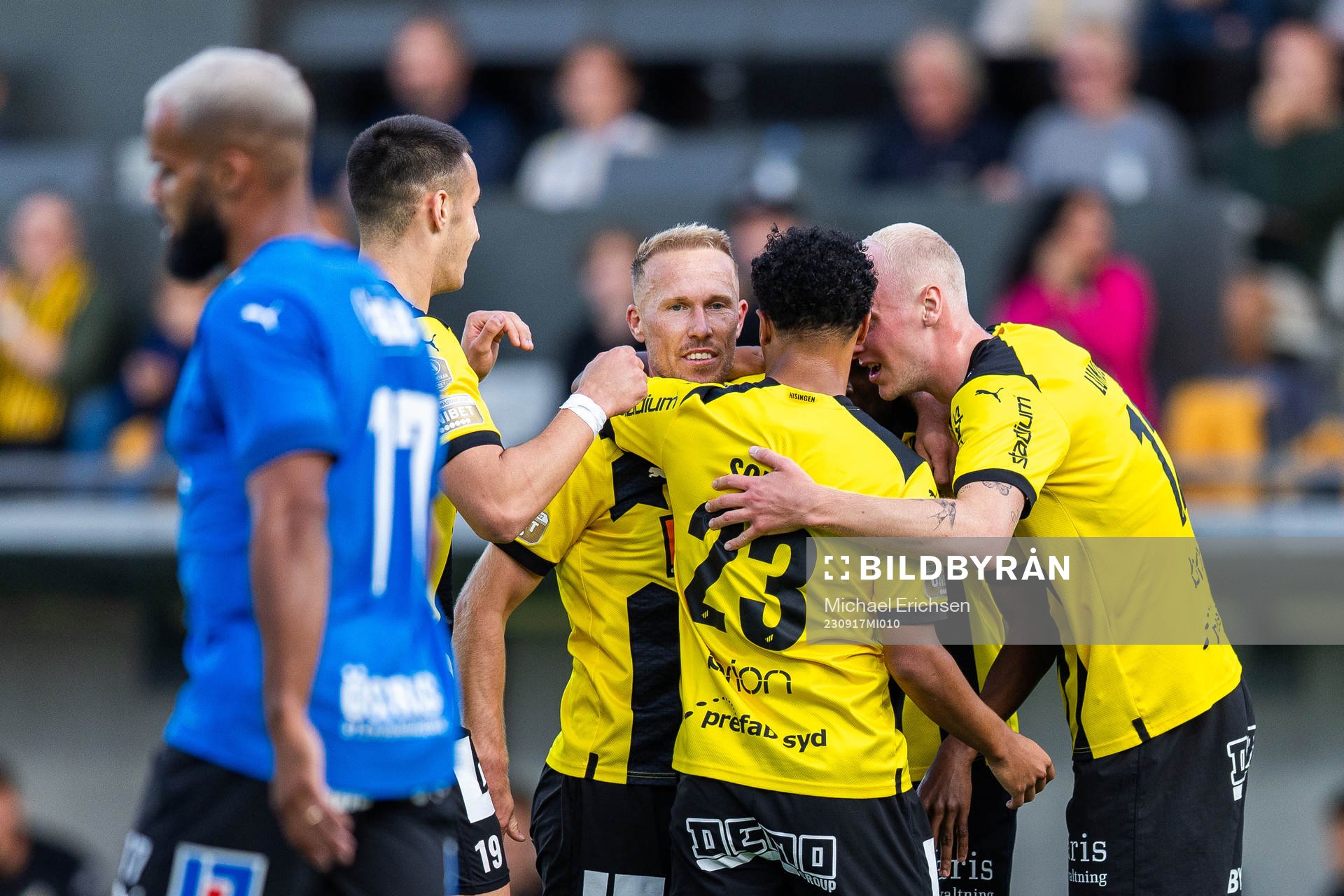 Häckens Mikkel Rygaard Jensen jublar med lagkamrater