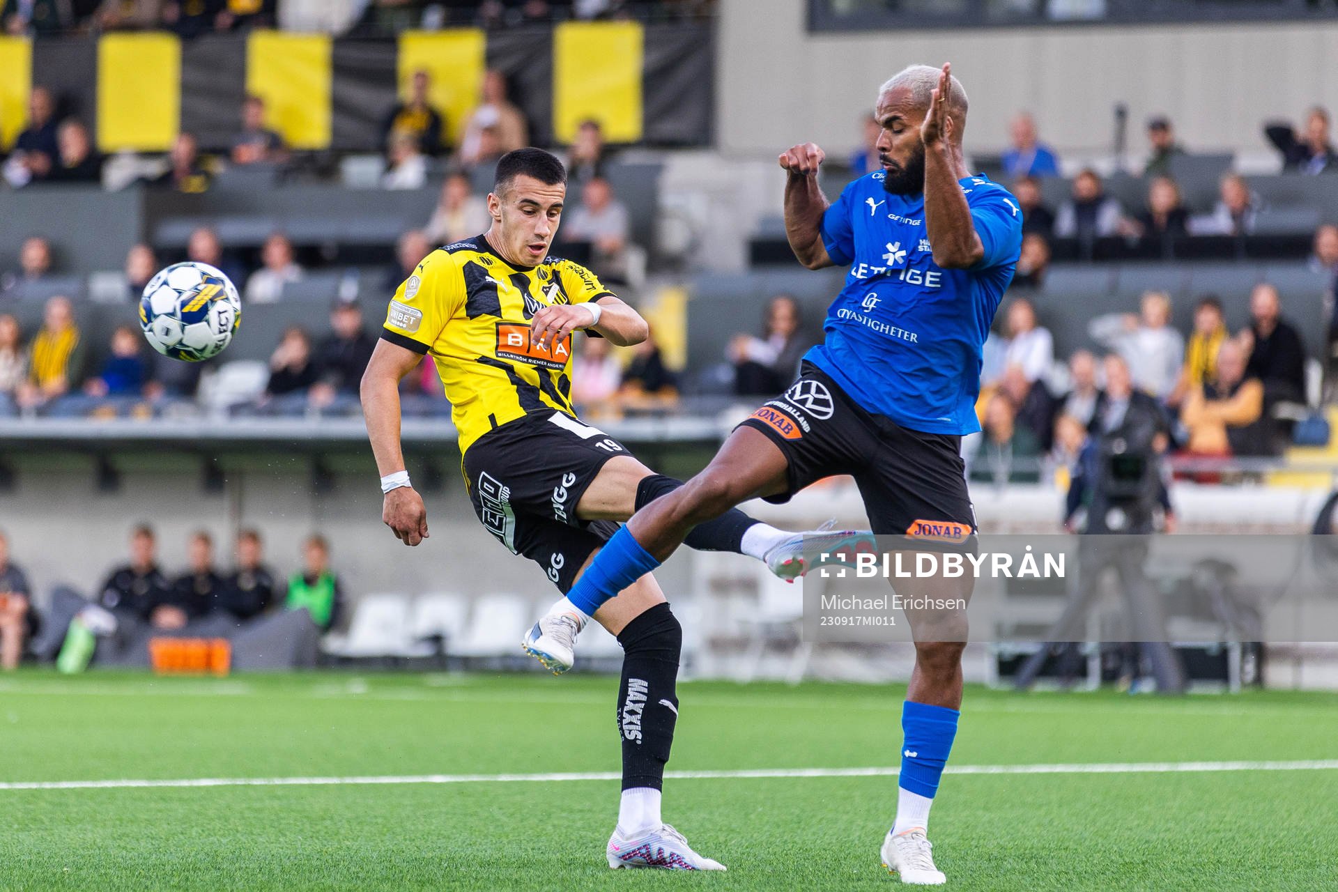 Häckens Srdjan Hrstic och Halmstads Phil Ofosu-Ayeh