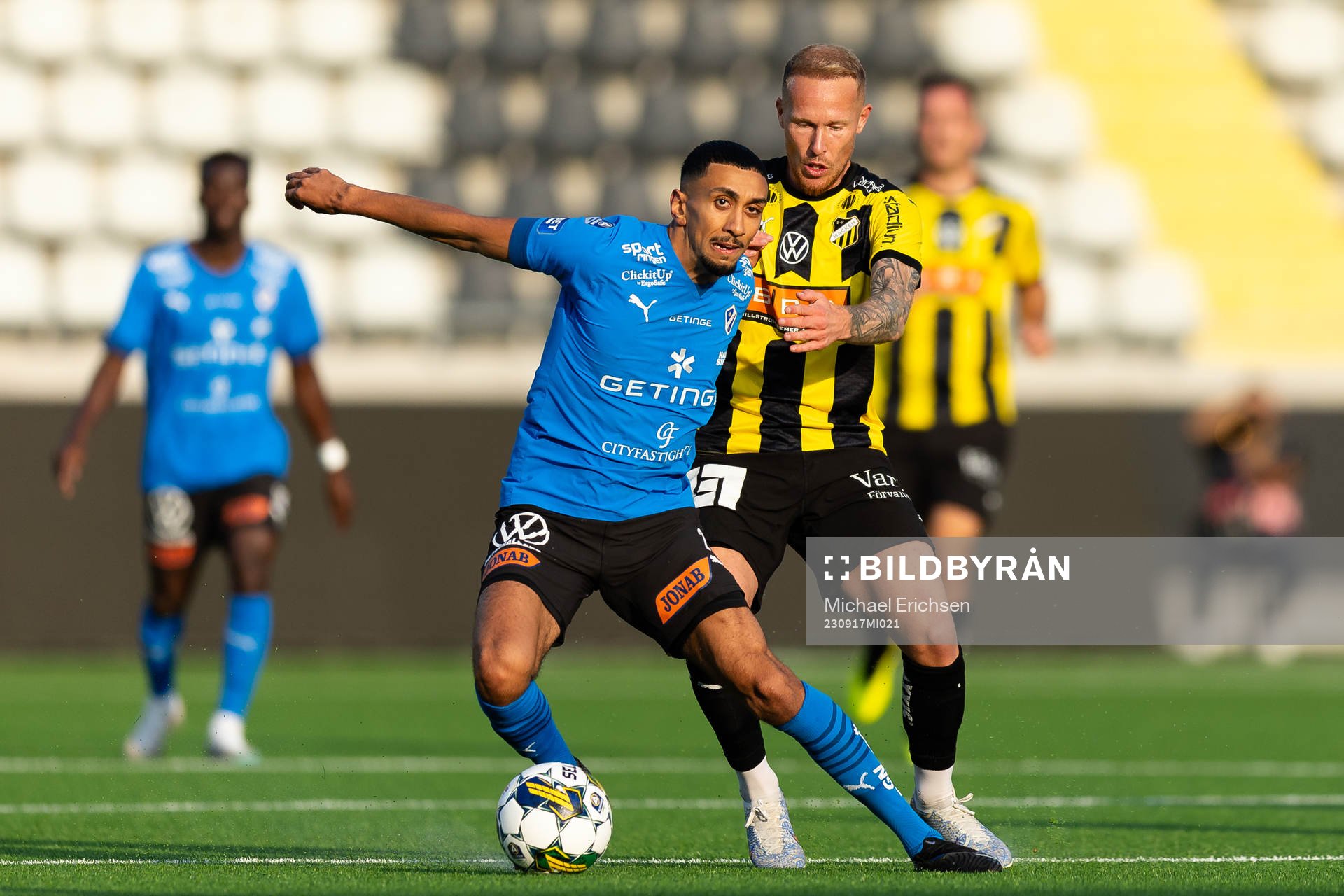 Halmstads Amir Al-Ammari och Häckens Mikkel Rygaard Jensen