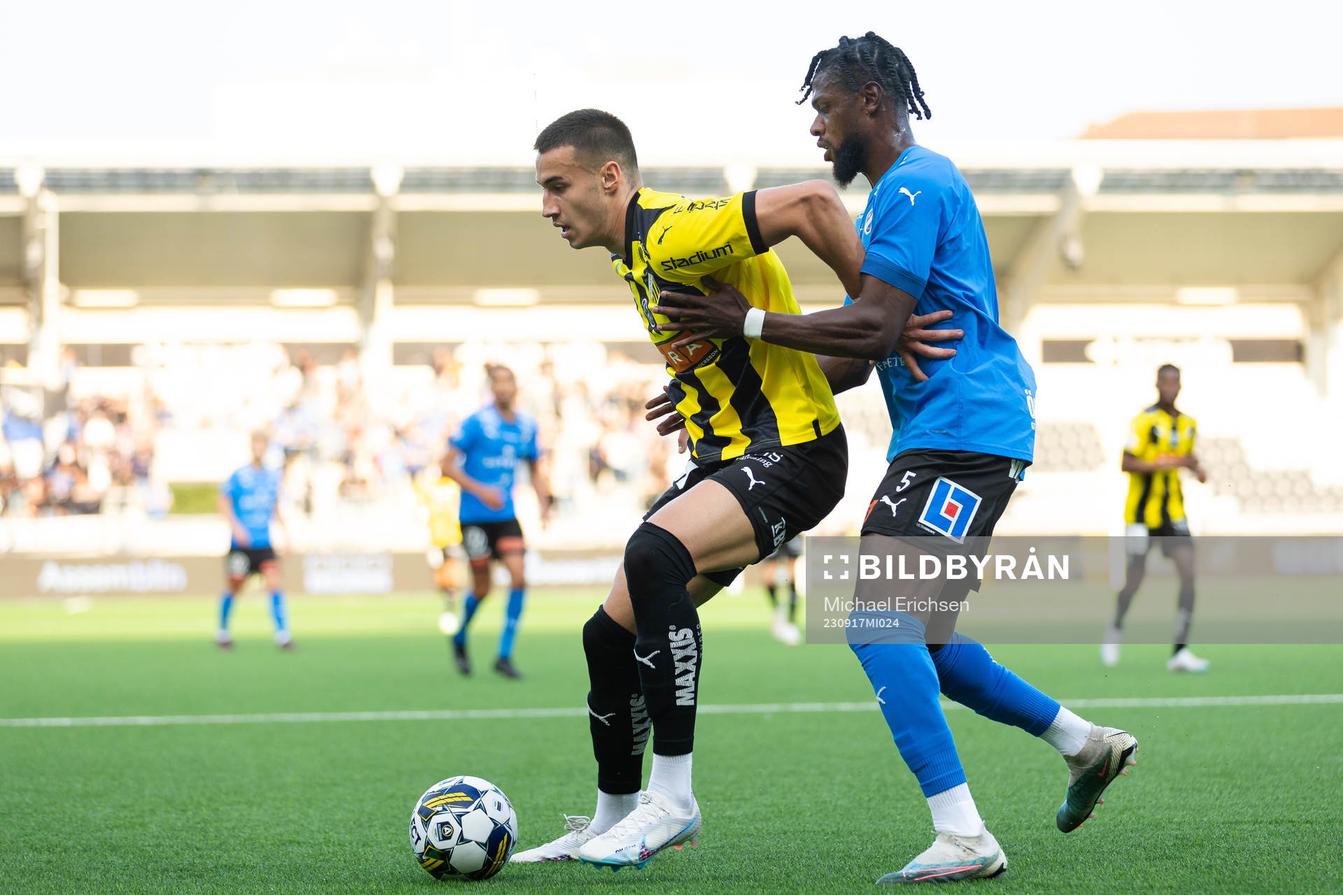 Häckens Srdjan Hrstic och Halmstads Joseph Baffoe