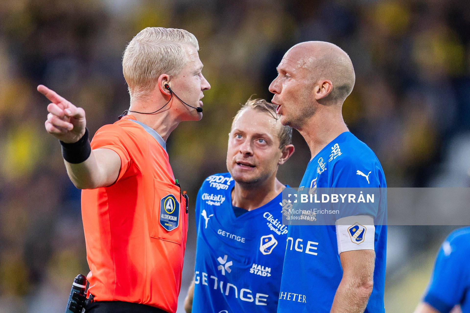 Domare Adam Ladebäck i diskussion med Halmstads Joel
