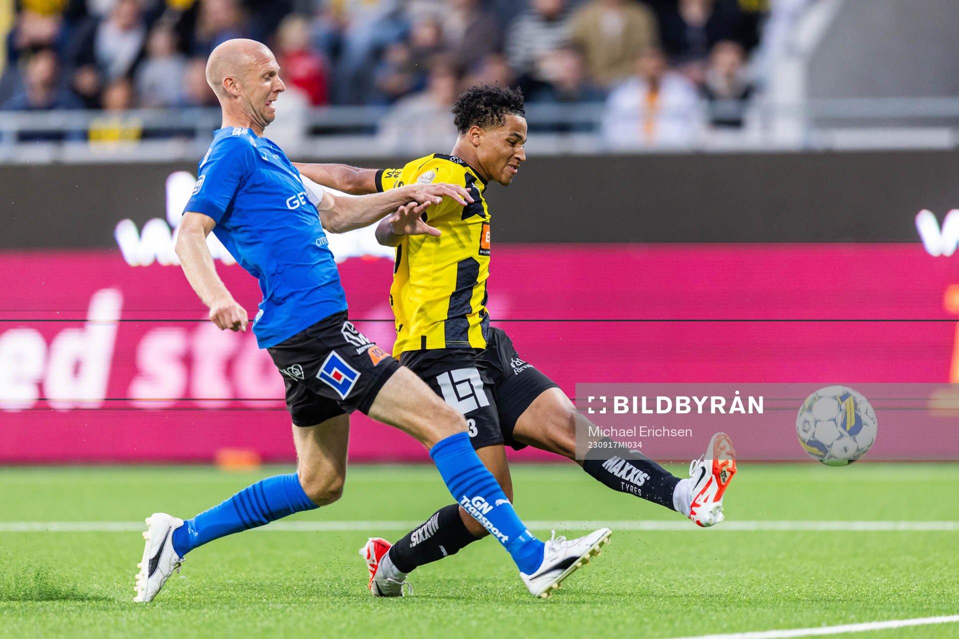 Halmstads Andreas Johansson i kamp med Häckens Momodou Lamin Sonko som gör 2-2 under fotbollsmatchen i Allsvenskan mellan Häcken och Halmstad den 17 september 2023 i Göteborg. 