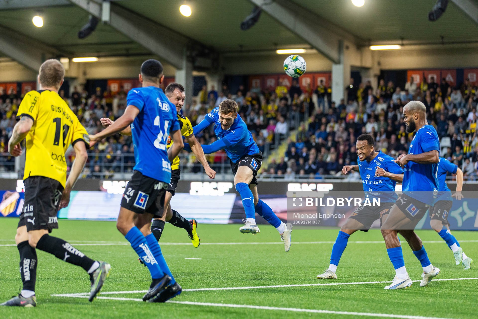 Häckens Even Hovland gör 3-2 i kamp med Halmstads Viktor Granath under fotbollsmatchen i Allsvenskan mellan Häcken och Halmstad den 17 september 2023 i Göteborg.