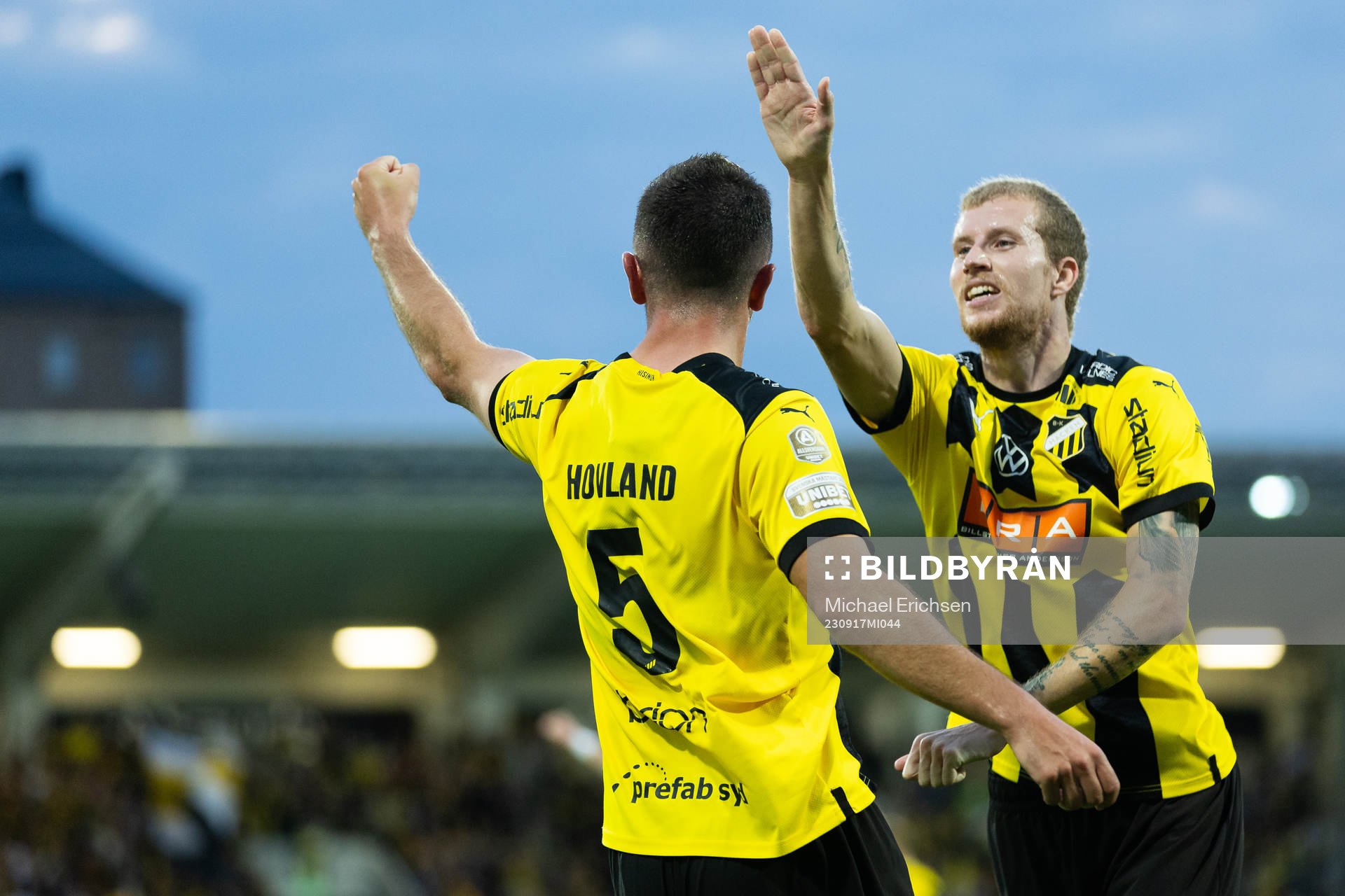 Häckens Even Hovland jublar ihop med Simon Gustafson