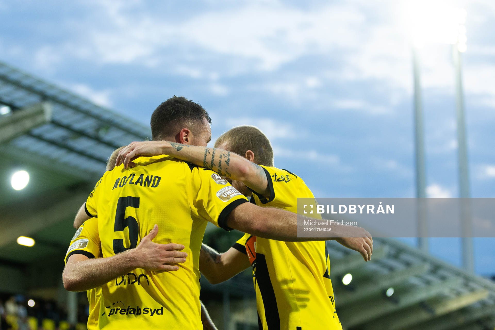 Häckens Even Hovland jublar ihop med Mikkel Rygaard Jensen och Simon Gustafson efter 3-2 under fotbollsmatchen i Allsvenskan mellan Häcken och Halmstad den 17 september 2023 i Göteborg.