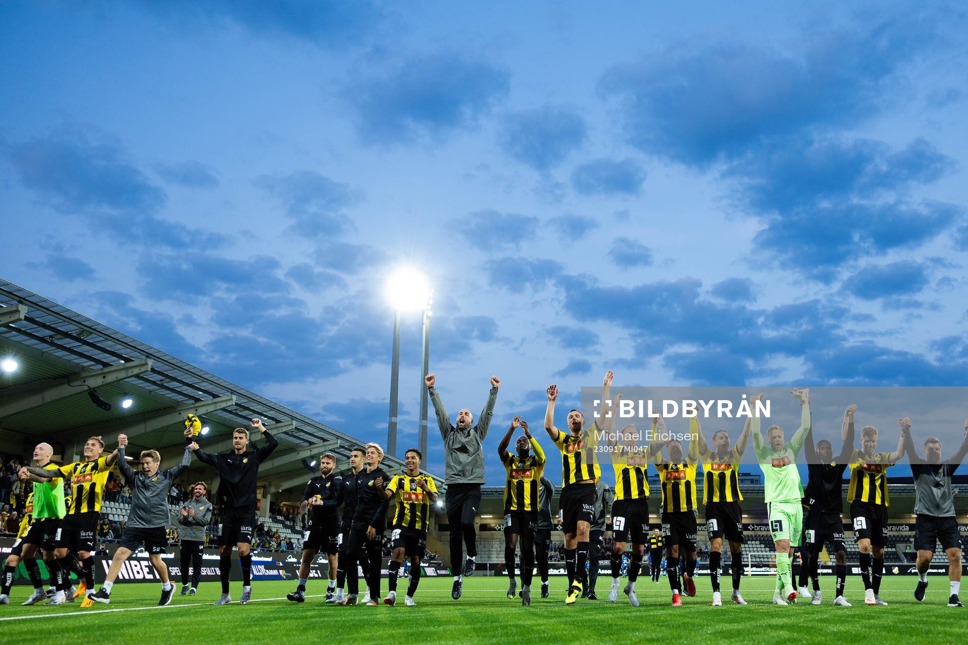 Häckens spelare och ledare jublar