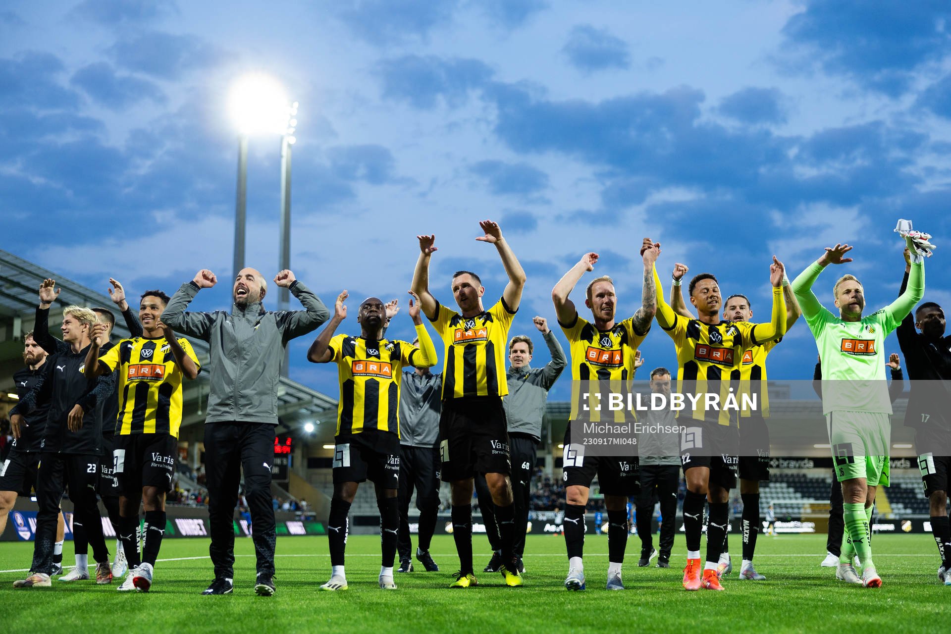 Häckens spelare och ledare jublar