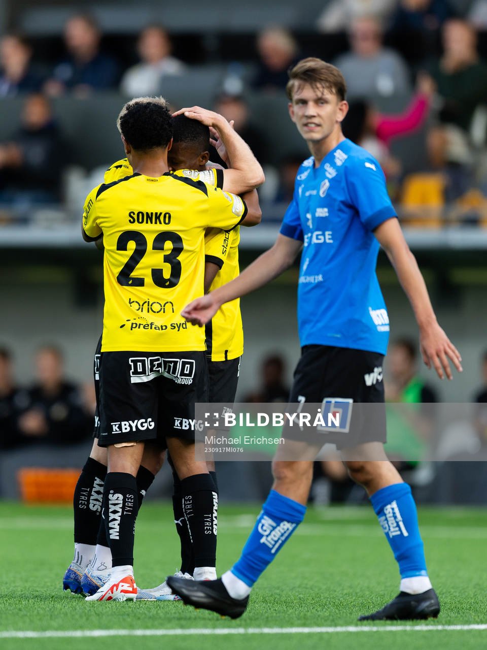 Häckens Mikkel Rygaard Jensen jublar med lagkamrater