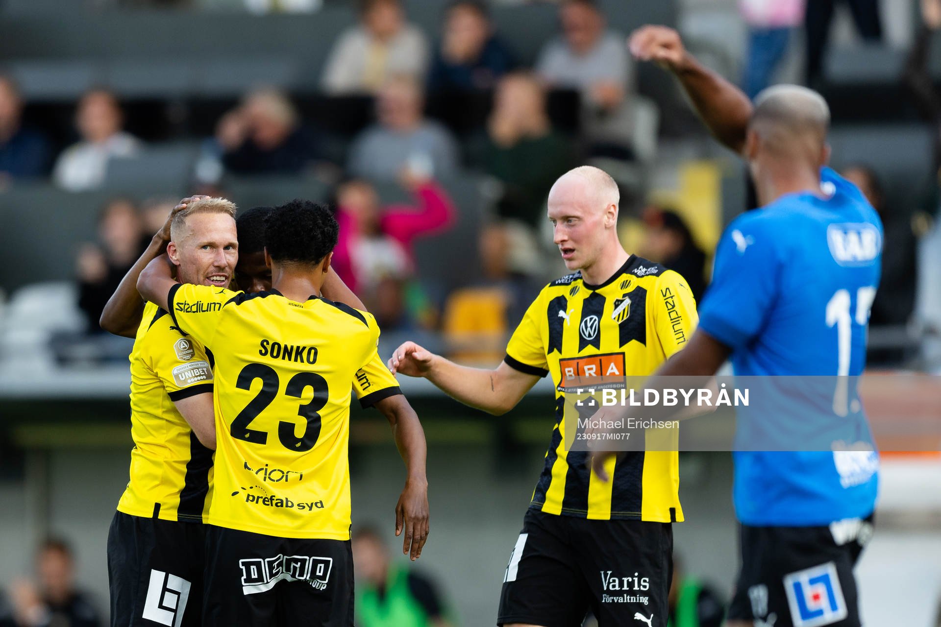Häckens Mikkel Rygaard Jensen jublar med lagkamrater