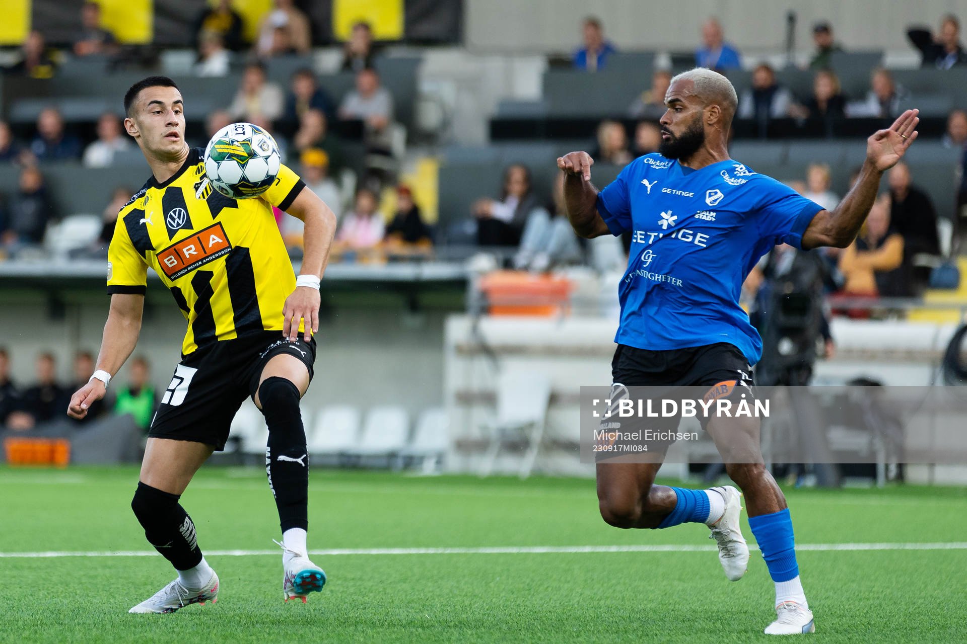 Häckens Srdjan Hrstic och Halmstads Phil Ofosu-Ayeh