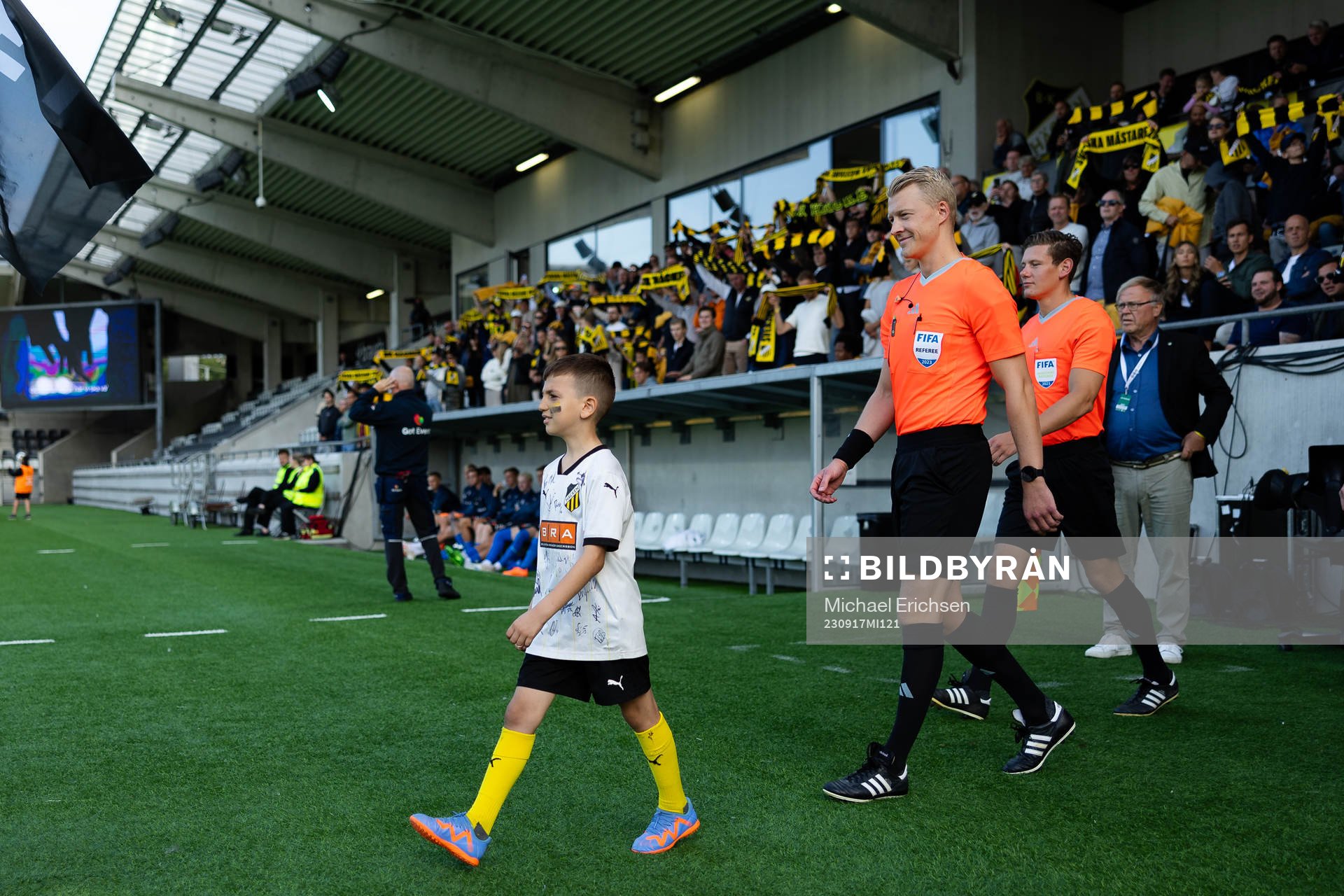 Domare Adam Ladebäck innan fotbollsmatchen i Allsvenskan